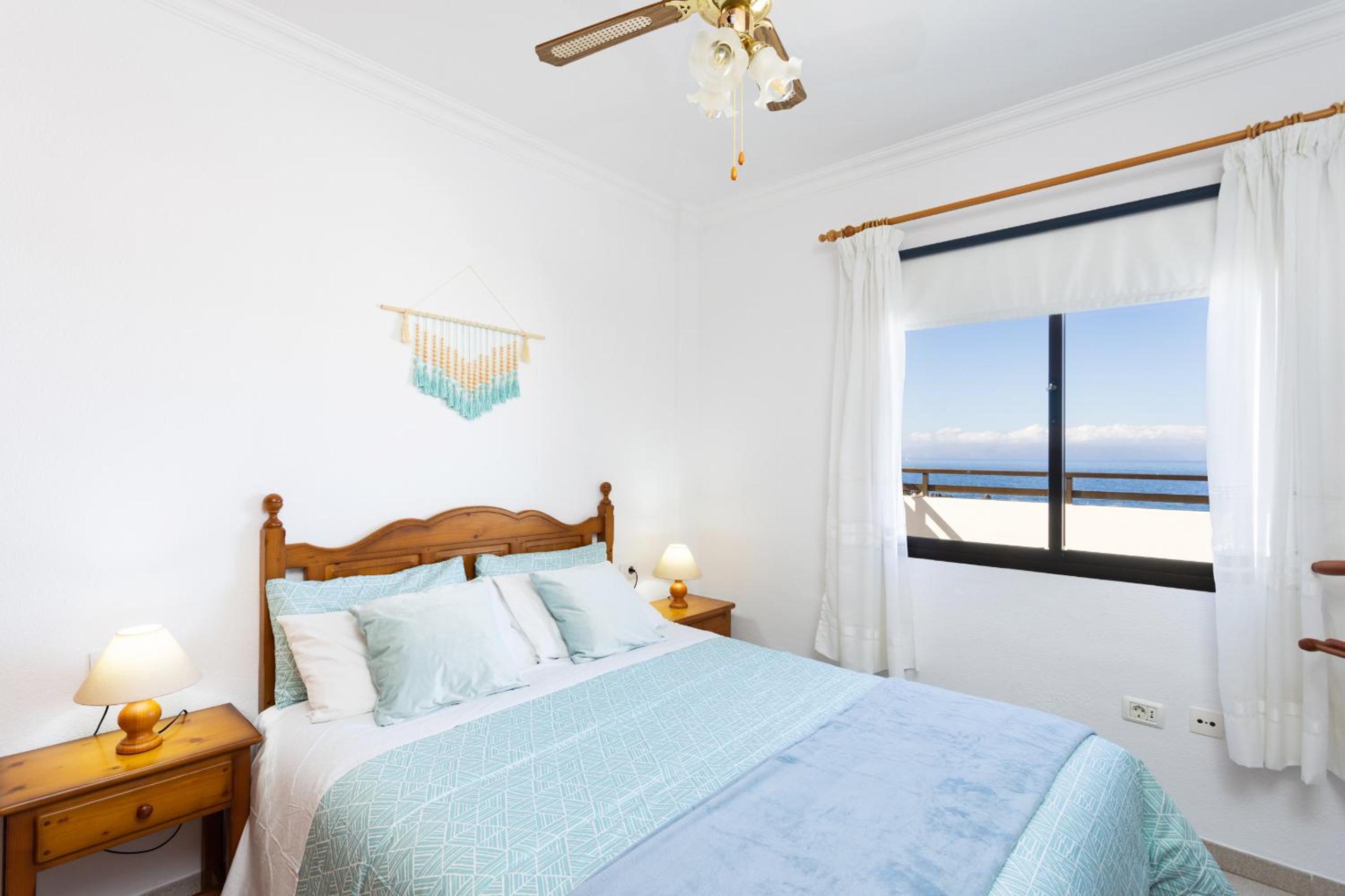 Apartamento de dos habitaciones con terraza y vista al mar