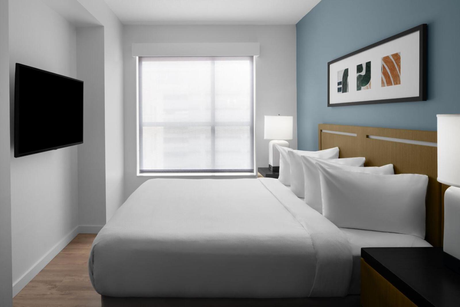 One-Bedroom King Suite With Roll-In Shower - Disability Access photo 2
