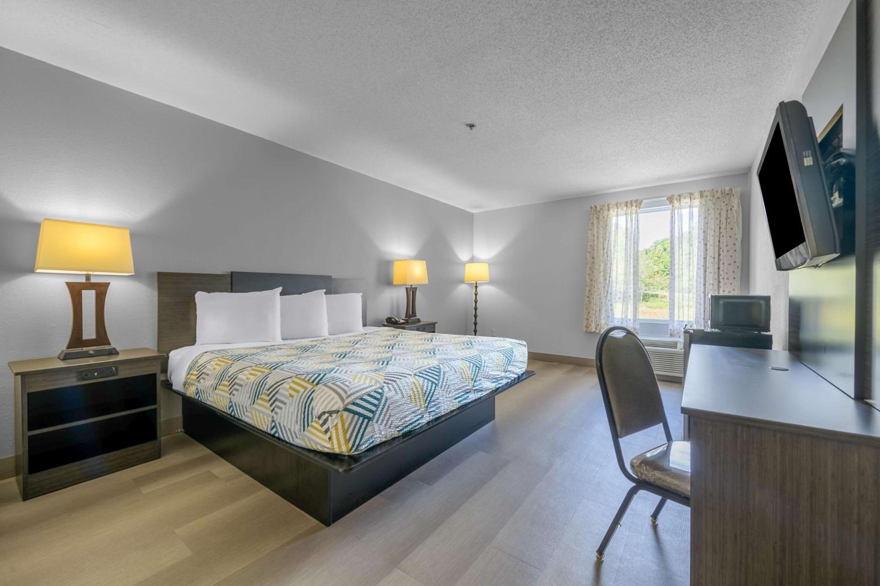 King Room - Non-Smoking - Photo 3