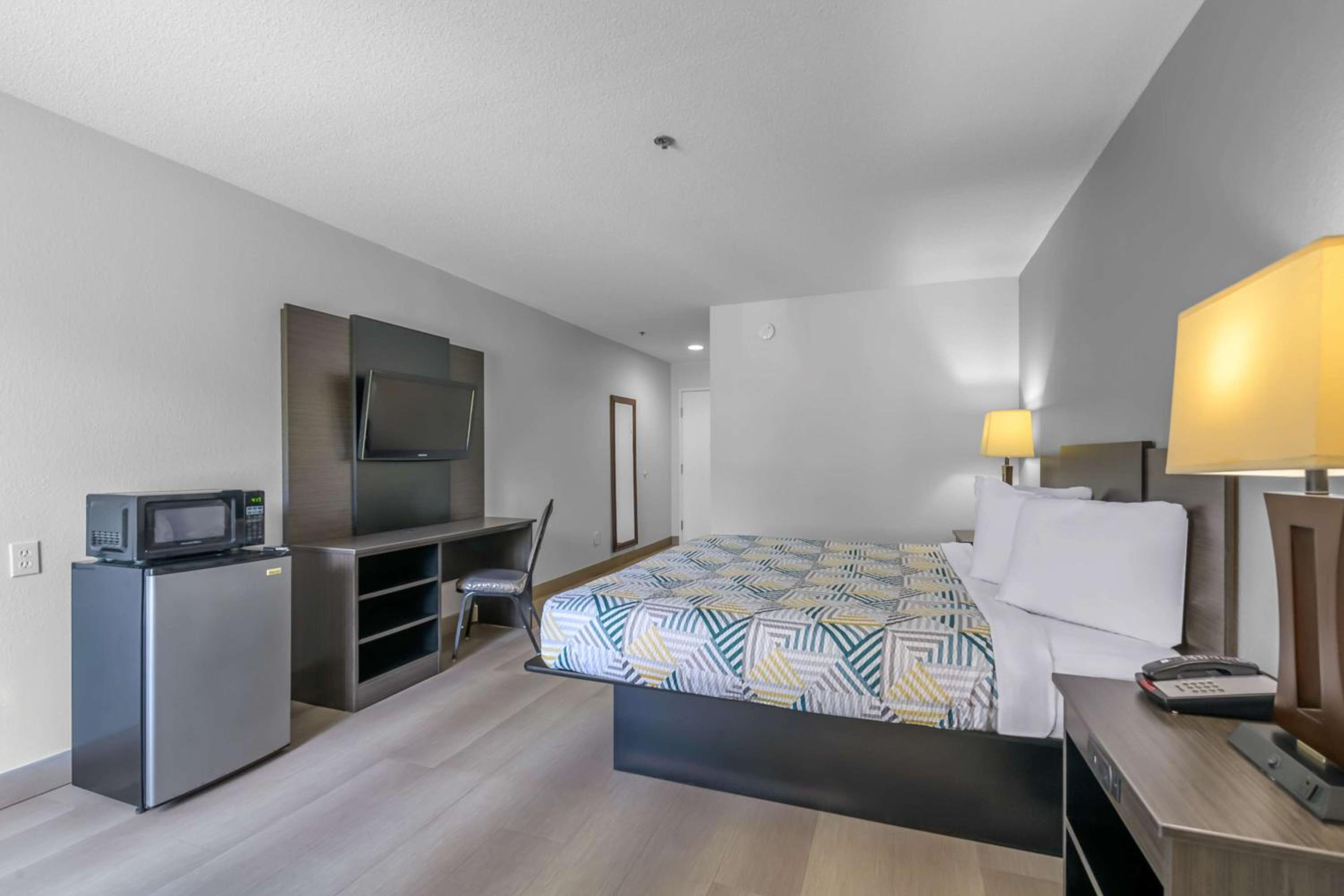 King Room - Non-Smoking - Photo 2