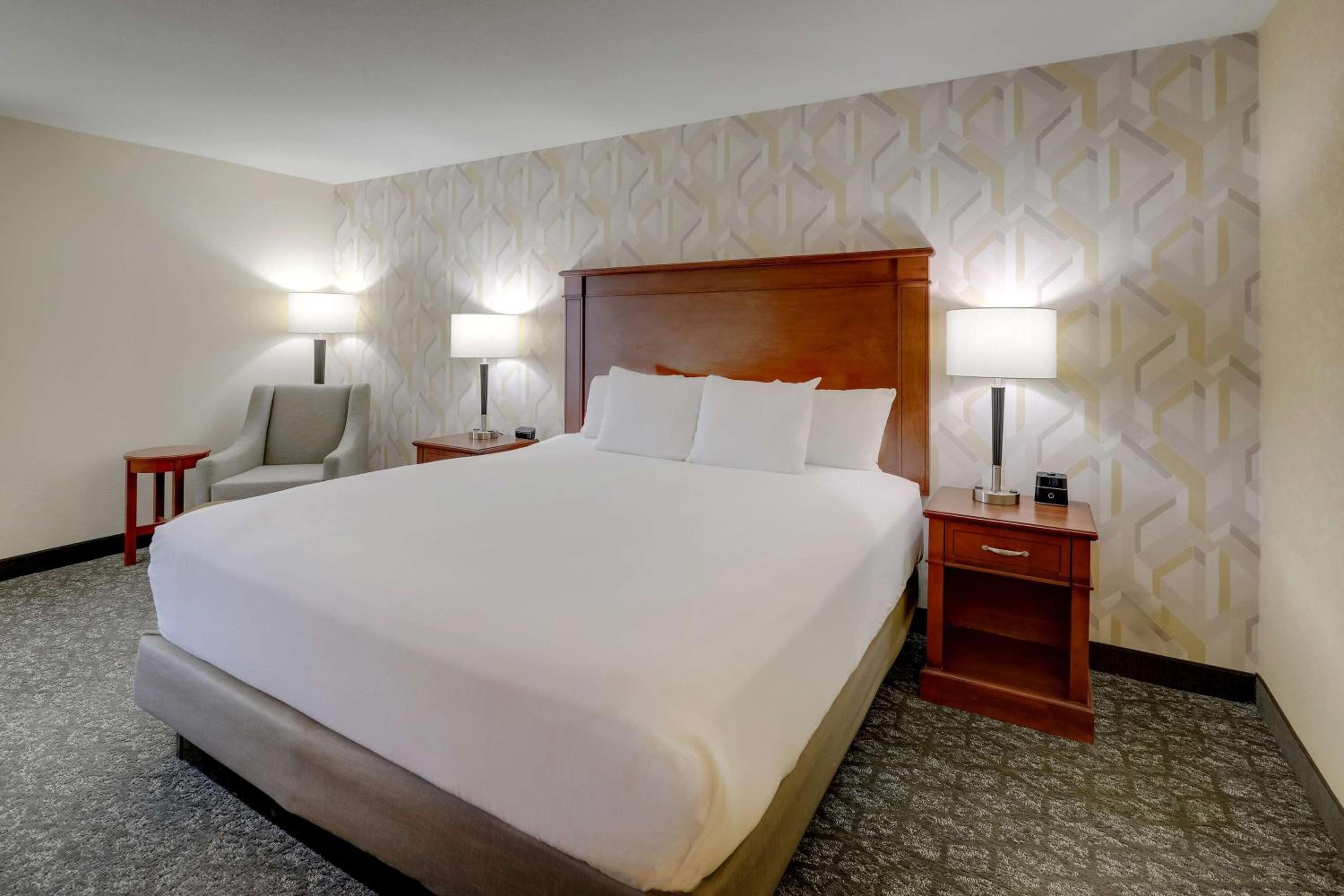 Deluxe King Room – High Floor photo 2