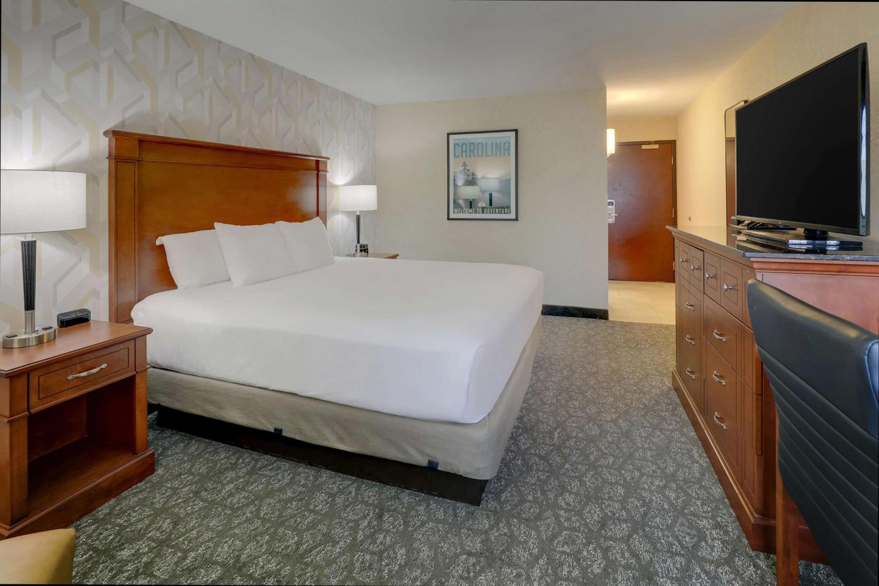 Deluxe King Room – High Floor photo 1