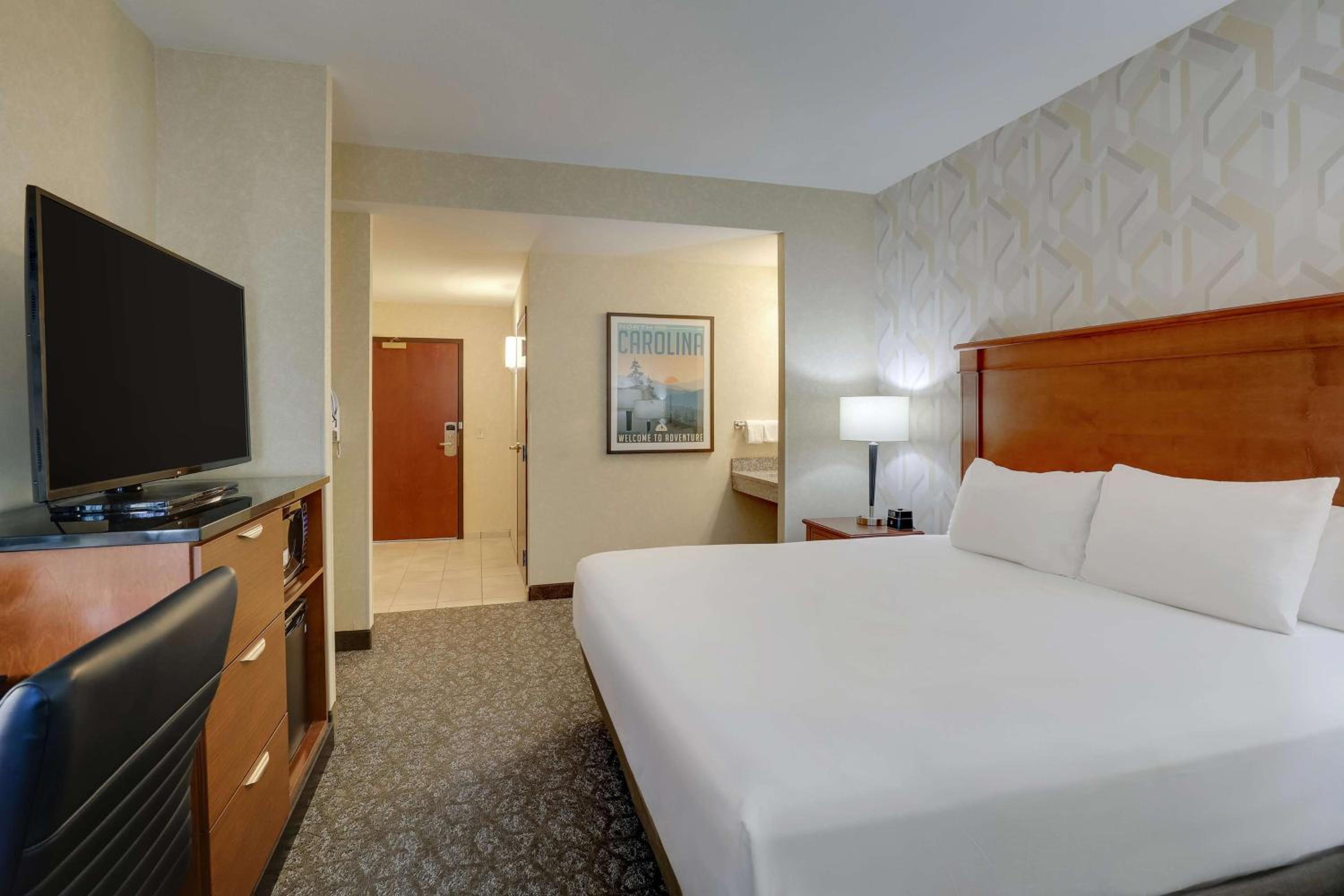 Deluxe King Room - Accessible, Roll-in Shower photo 1