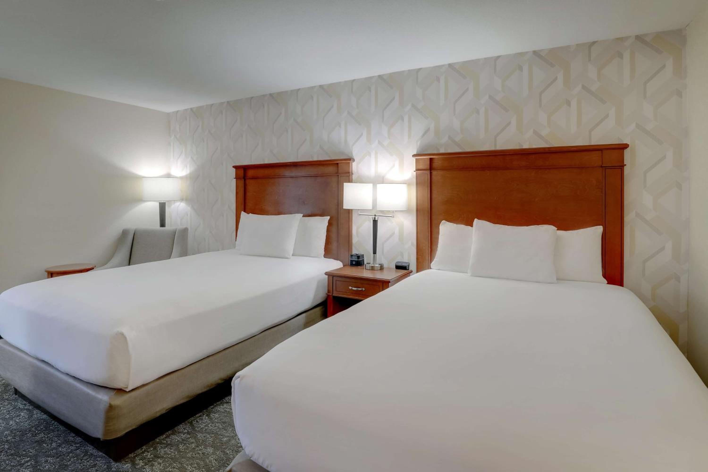 Deluxe Queen Room with Two Queen Beds - Photo 4