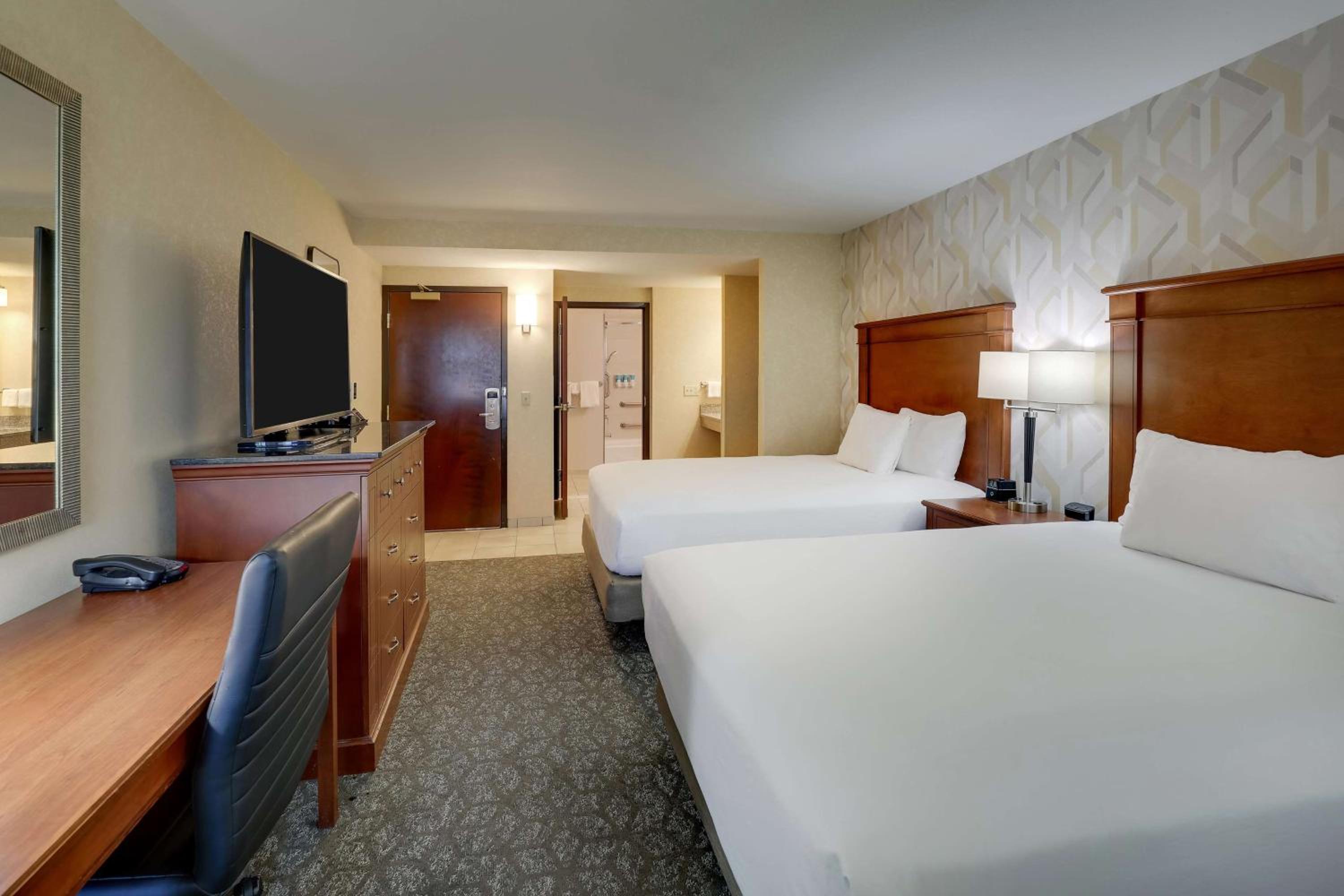 Deluxe Queen Room with Two Queen Beds - Accessible, Tub photo 3