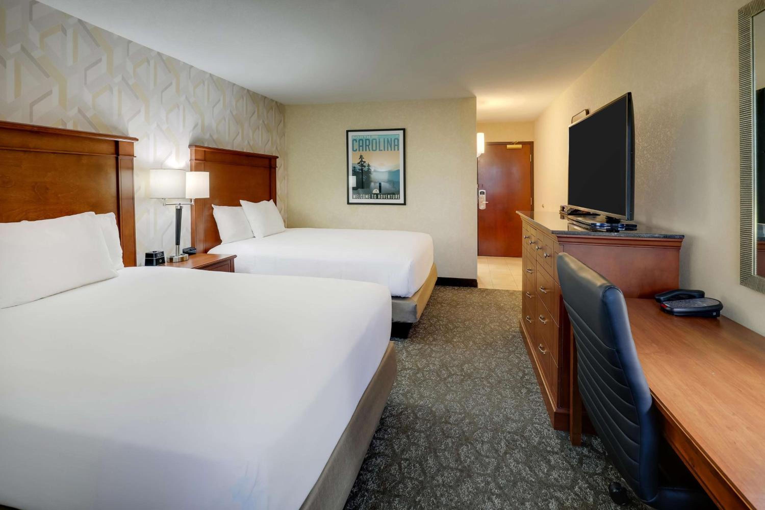 Deluxe Queen Room with Two Queen Beds - Photo 3