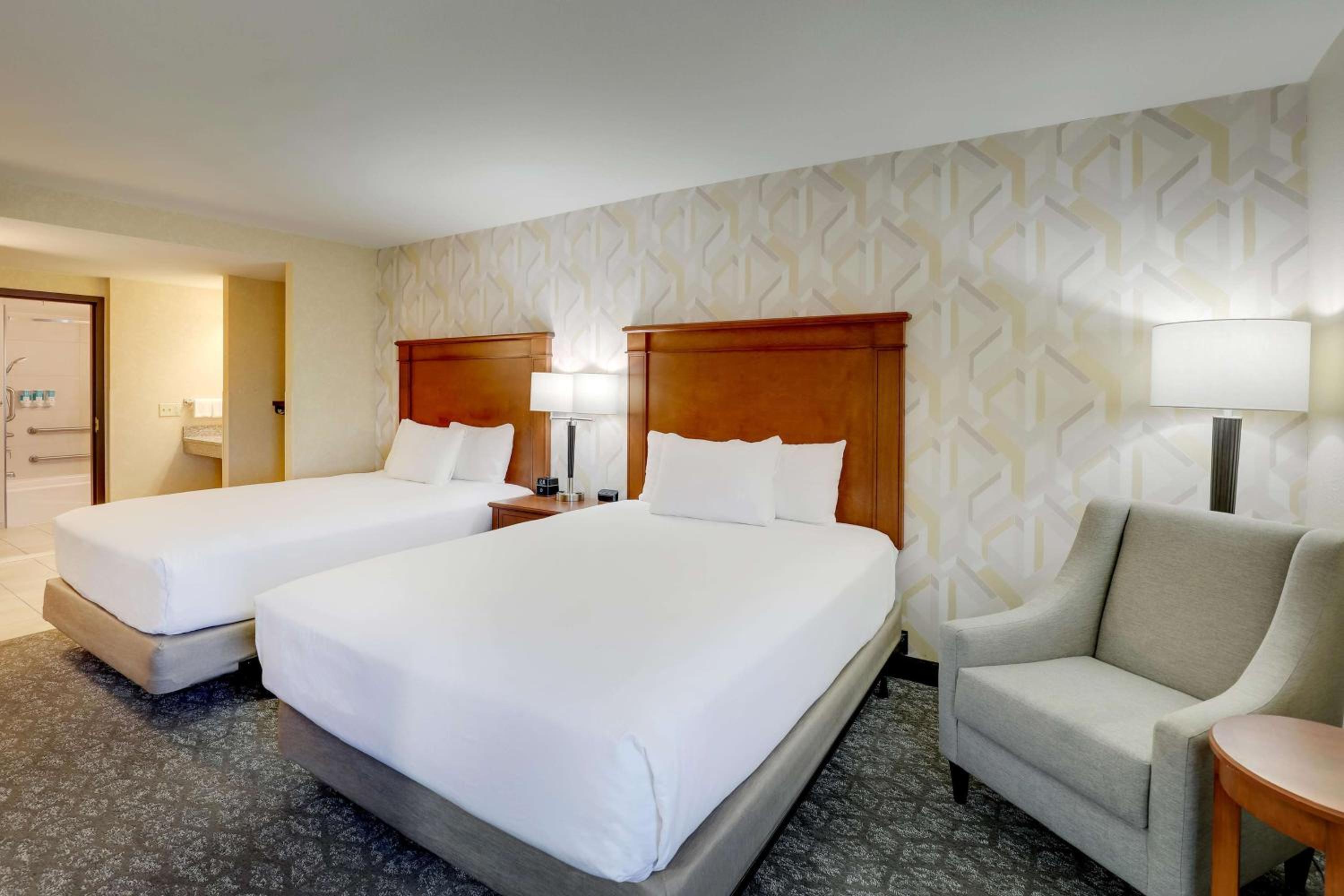 Deluxe Queen Room with Two Queen Beds - Accessible, Tub photo 2