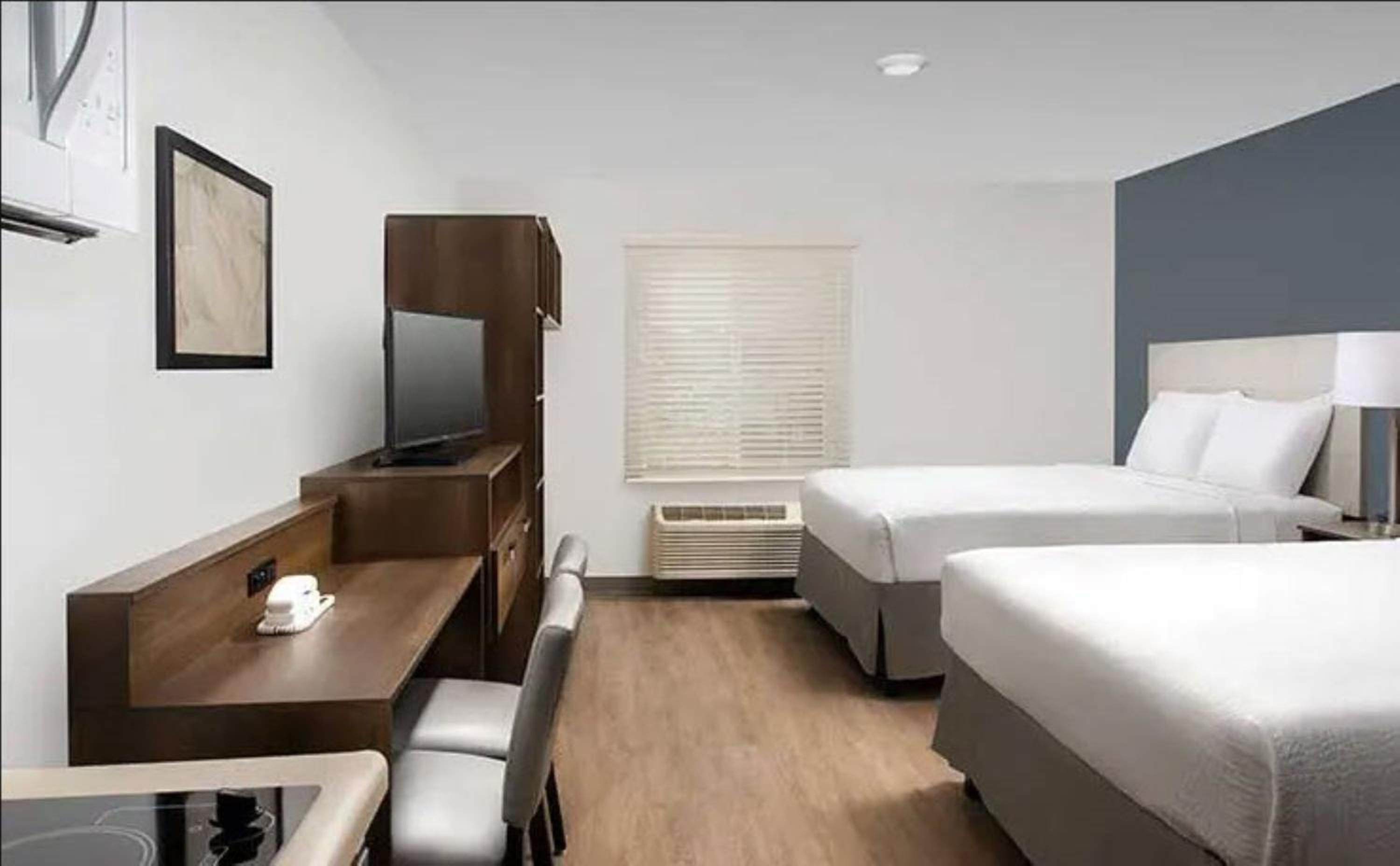 Queen Suite with Two Queen Beds - Non Smoking photo 1
