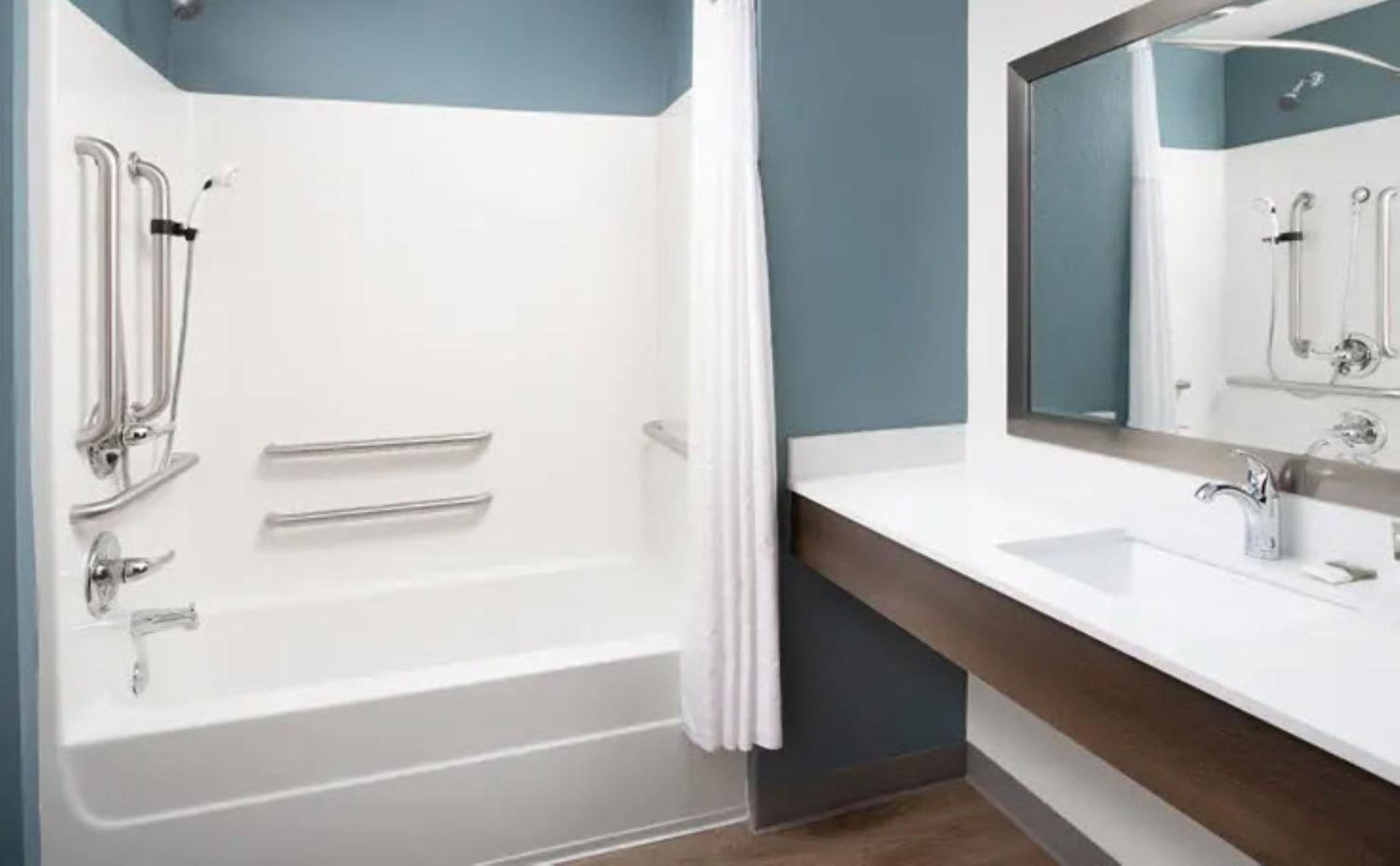Queen Suite with Two Queen Beds and Tub - Disability Access/Non Smoking photo 3