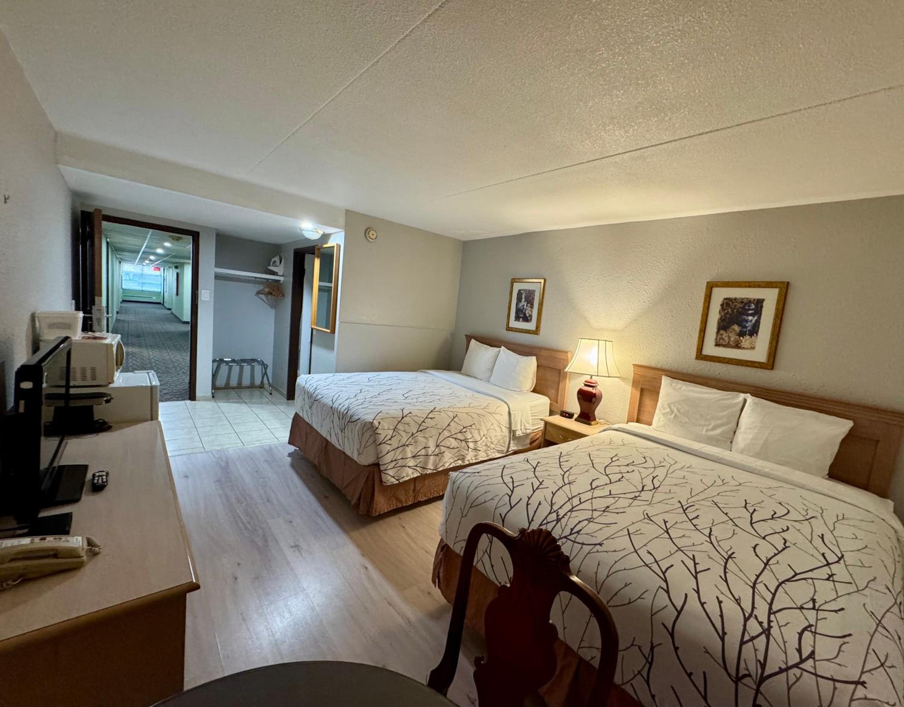 Queen Room photo 2