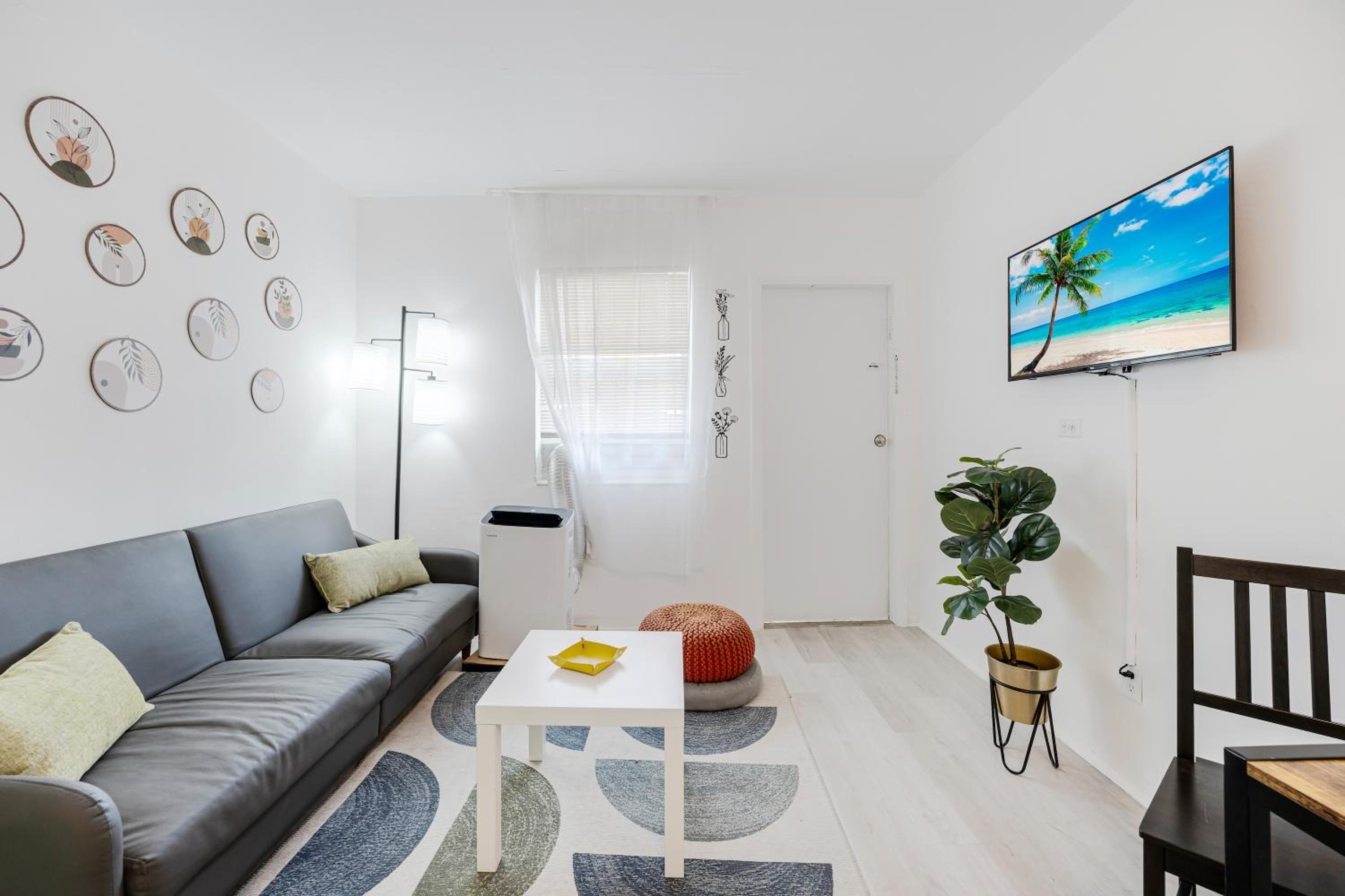 One-Bedroom Apartment photo 1