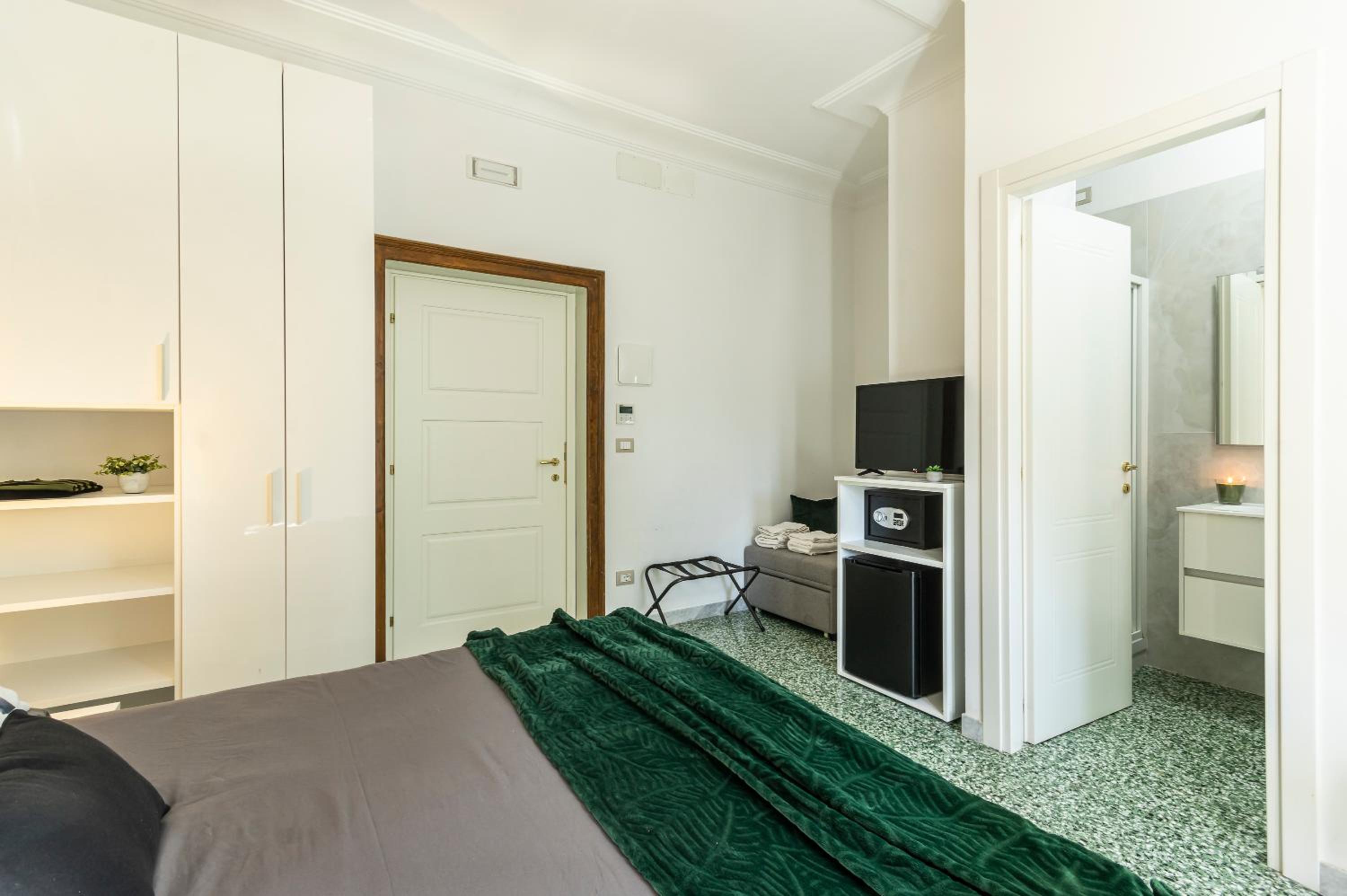 Deluxe Double Room with Balcony photo 2
