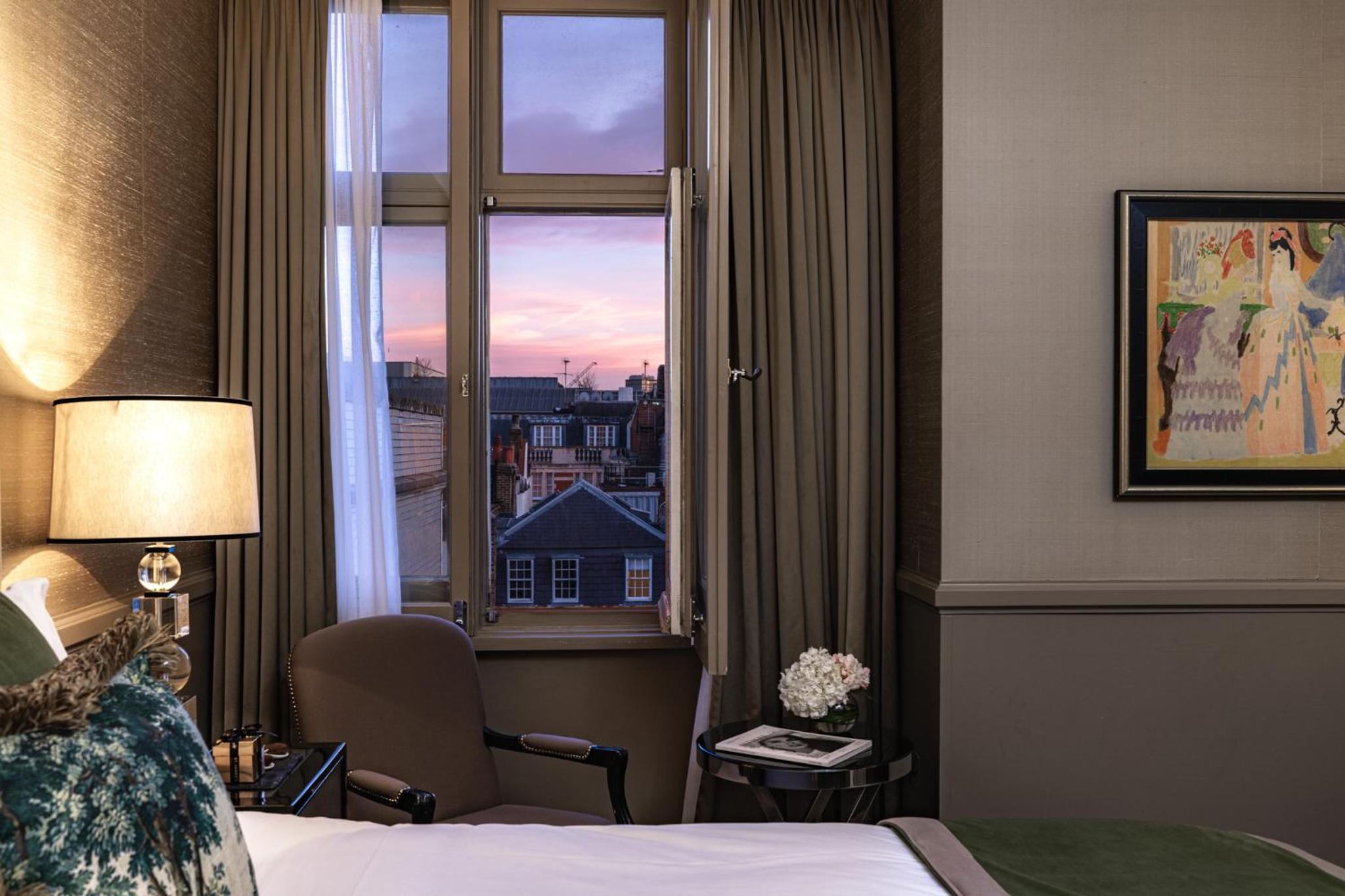 Deluxe Room thumbnail 5