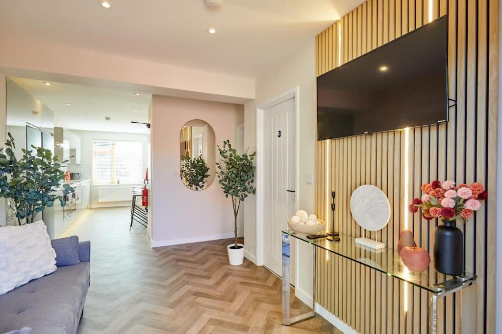 Six-Bedroom House photo 1
