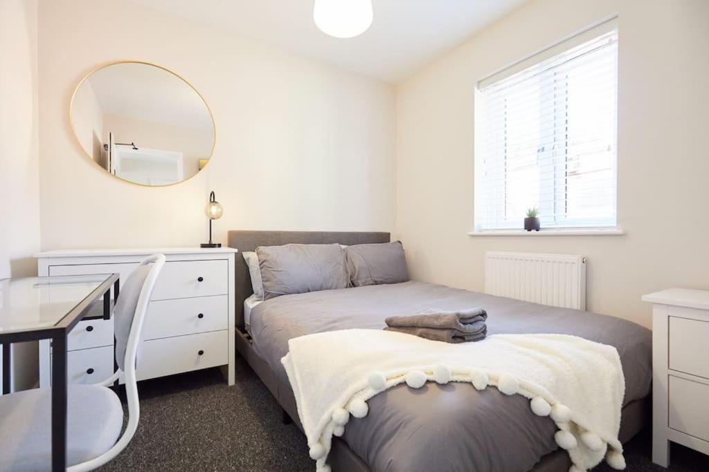 Six-Bedroom House photo 2