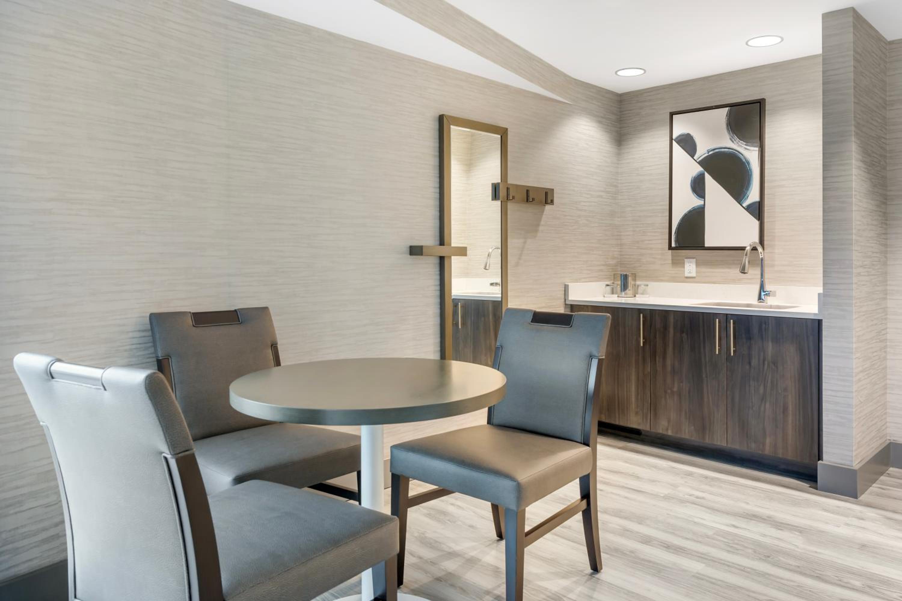King Suite - Accessible/Non-Smoking photo 3