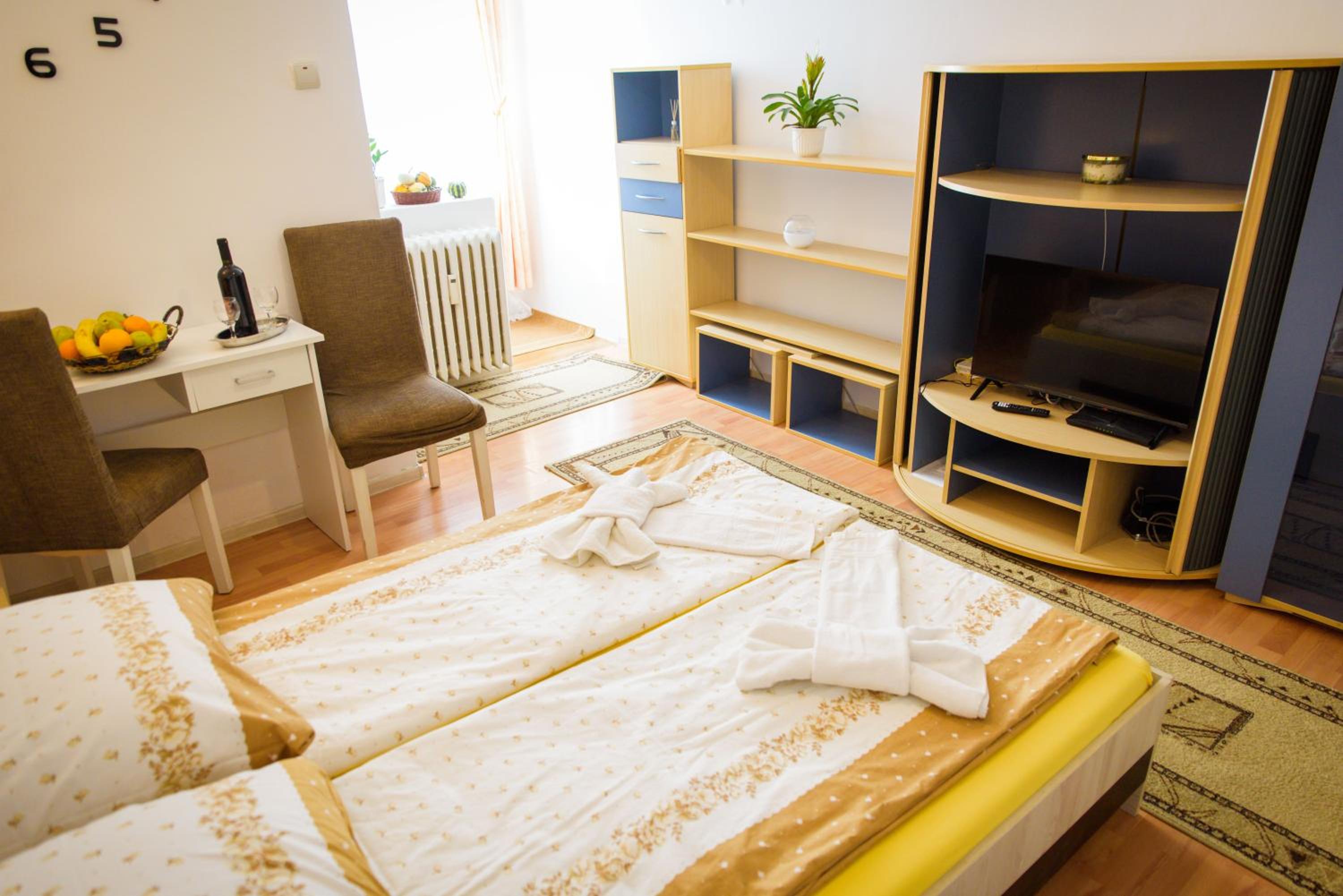 One-Bedroom Apartment photo 1