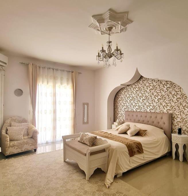 Five-Bedroom House photo 1