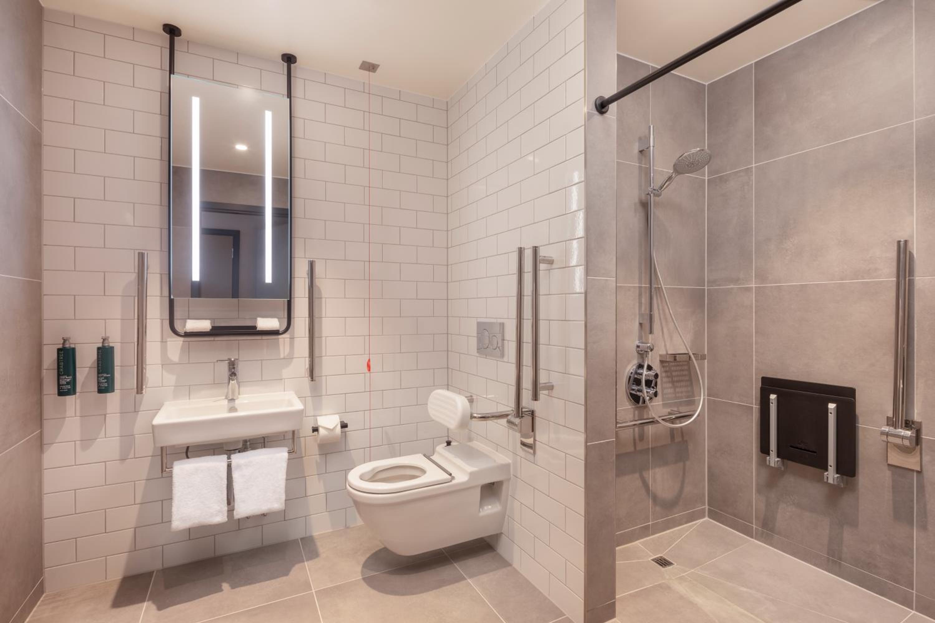 Executive Queen Room - Mobility Accessible - Photo 2