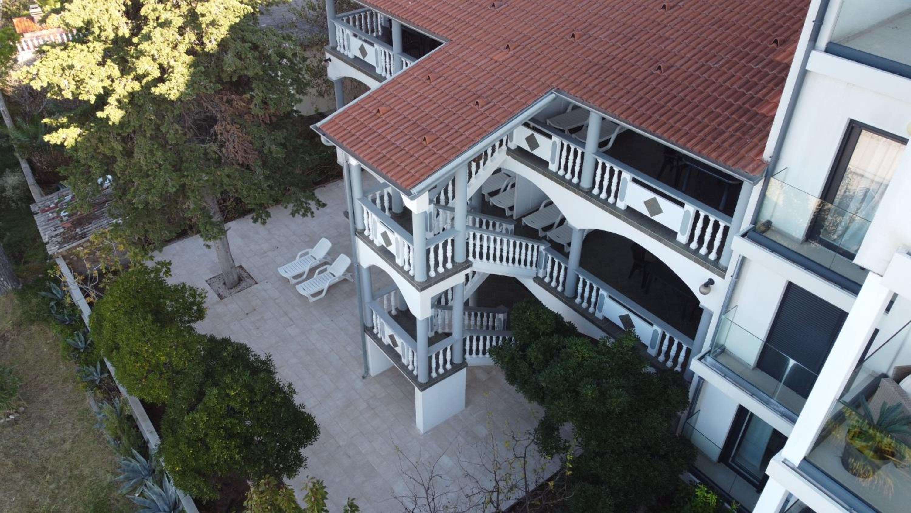 Three-Bedroom Apartment with Balcony photo 3