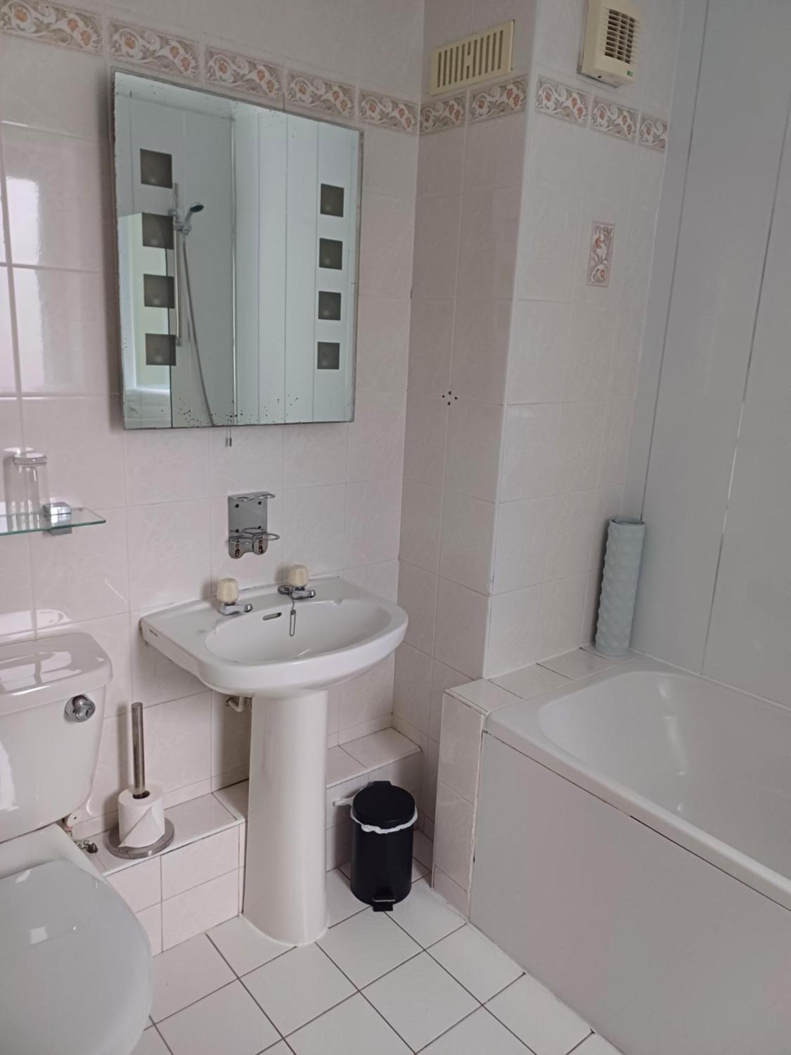 Twin Room with Private Bathroom photo 3