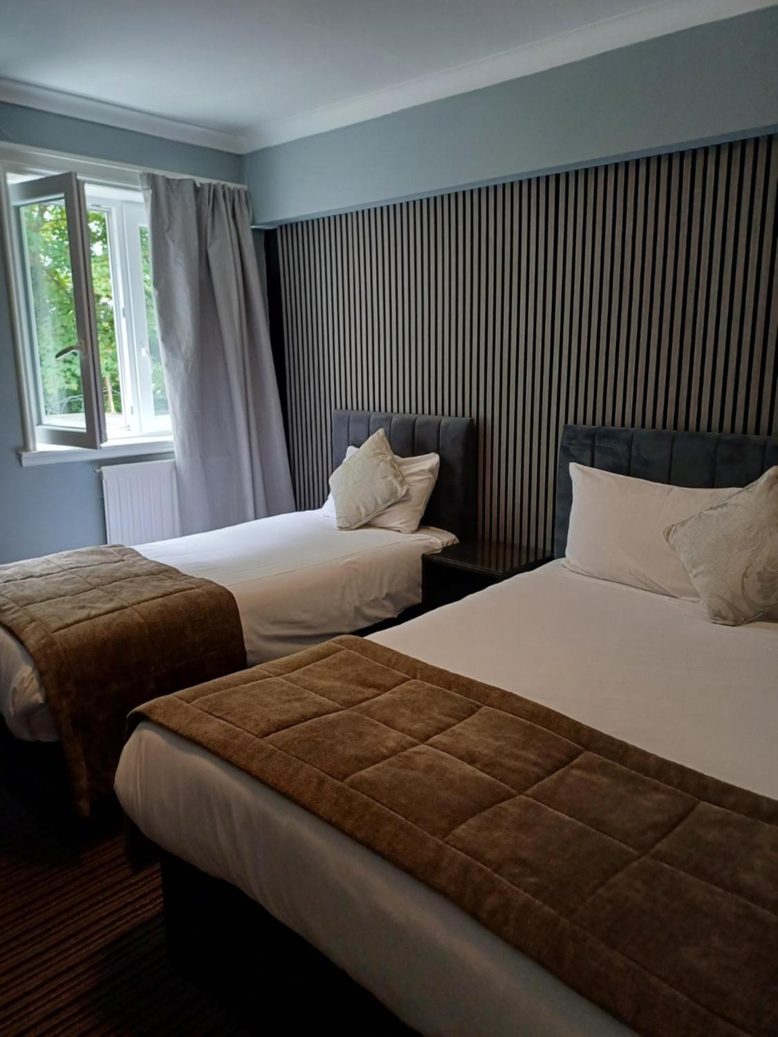 Twin Room with Private Bathroom photo 2