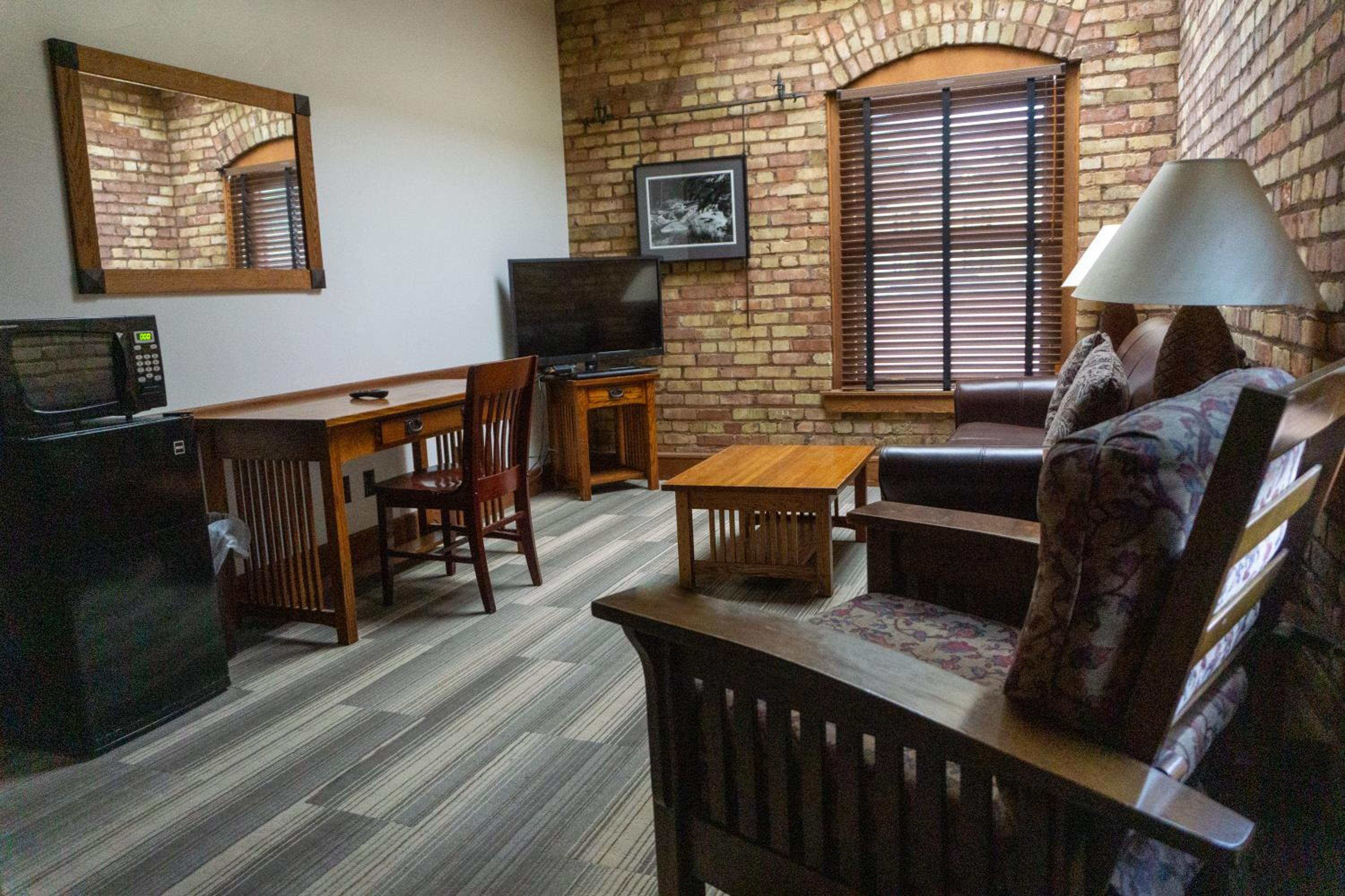 Queen Suite - Photo 2