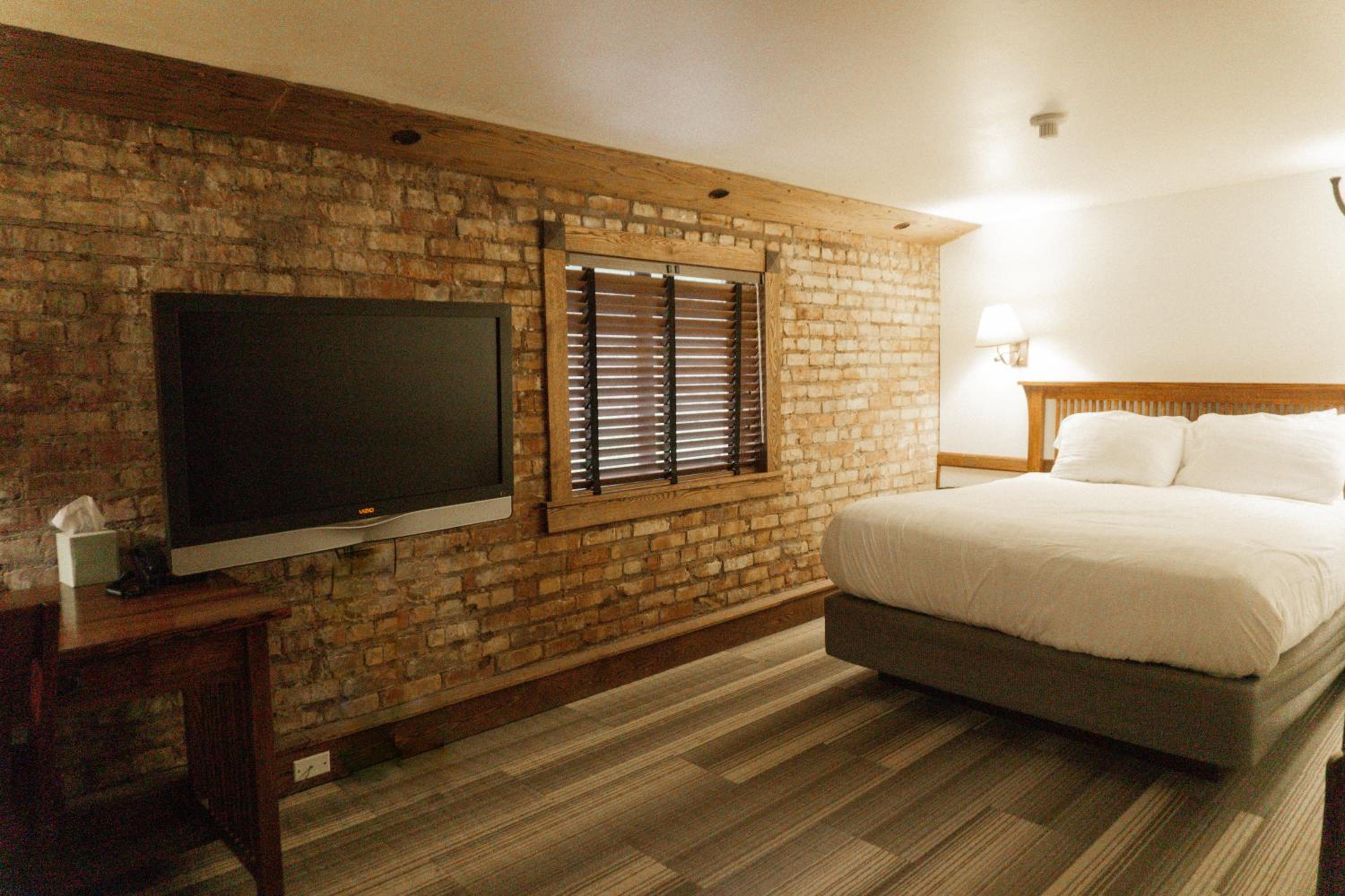 Queen Suite - Photo 1