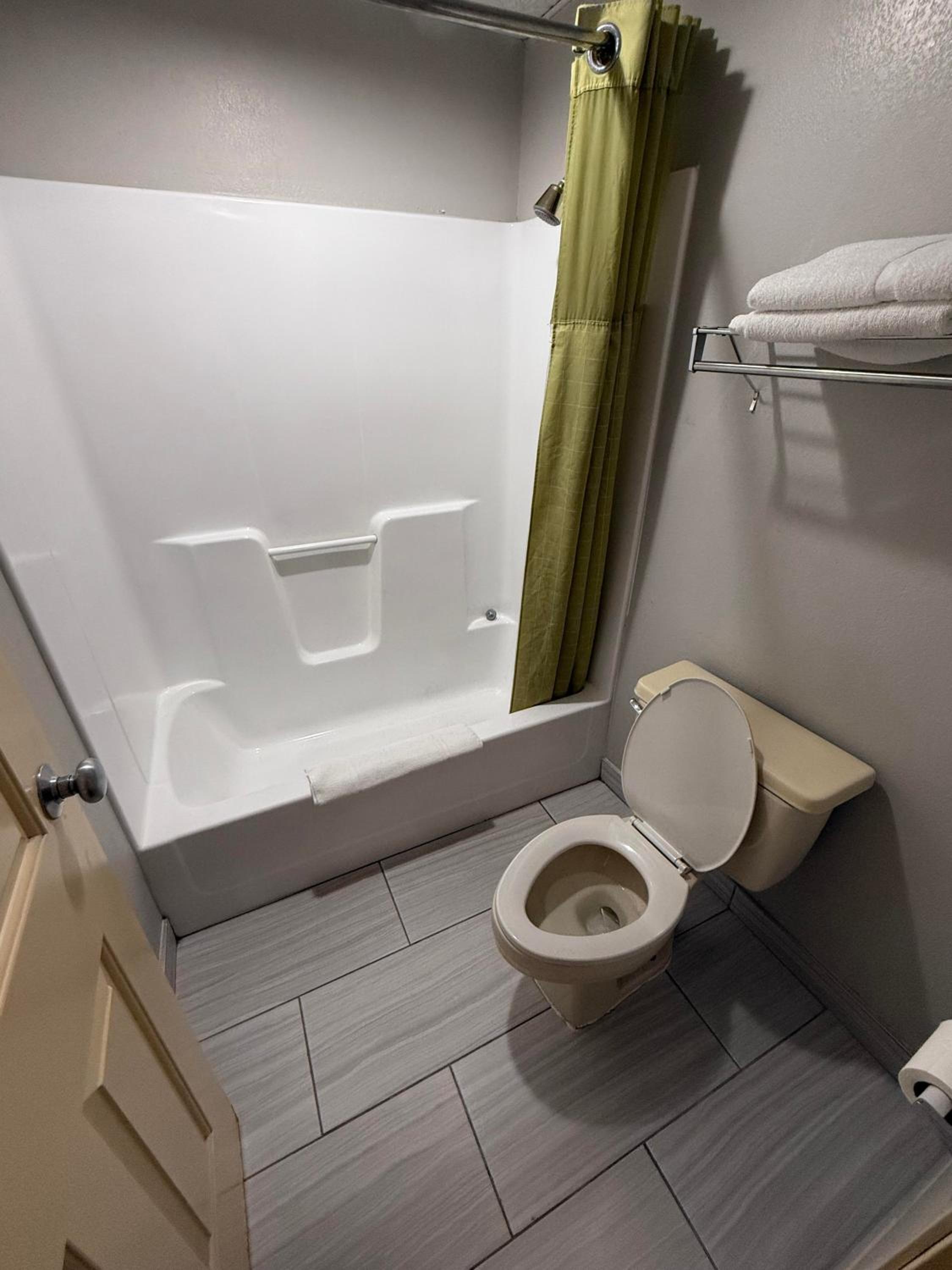 King Room - Non-Smoking - Photo 6