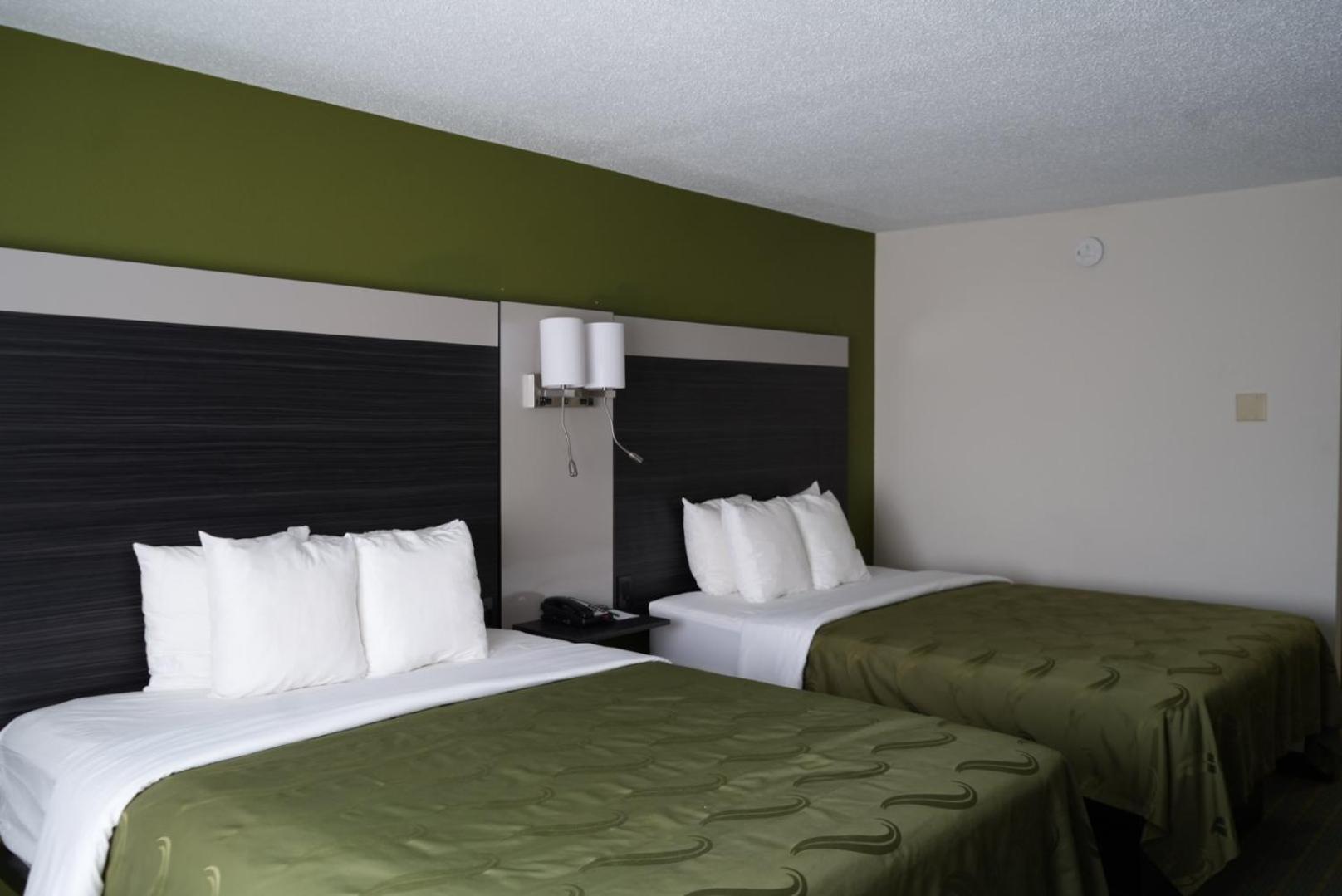 Queen Room with Two Queen Beds - Non-Smoking - Photo 3