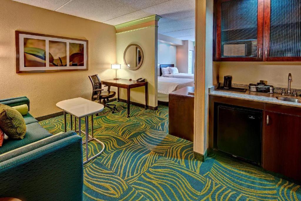 Suite with Two Double Beds and Adapted Tub - Mobility and Hearing Accessible - Photo 3