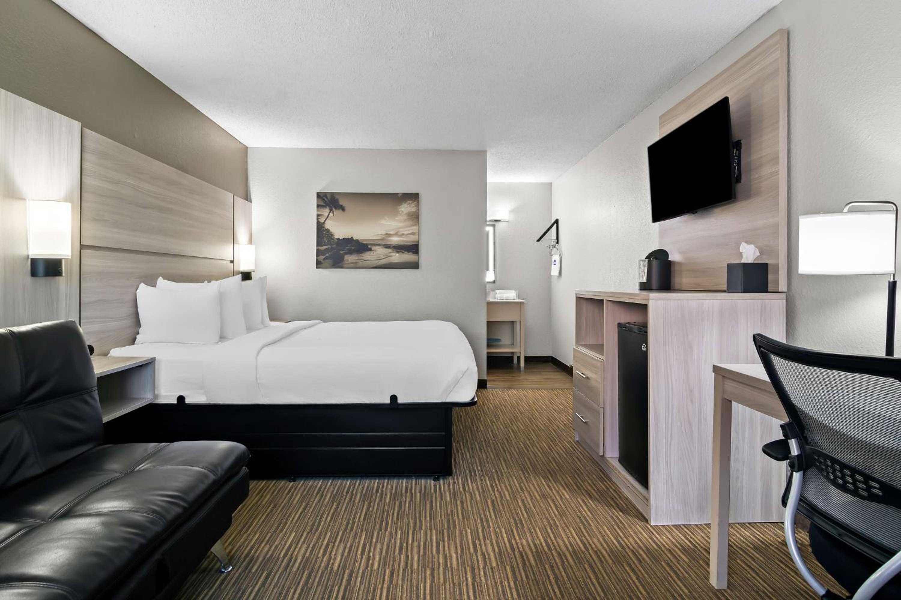 King Suite - Non-Smoking photo 1