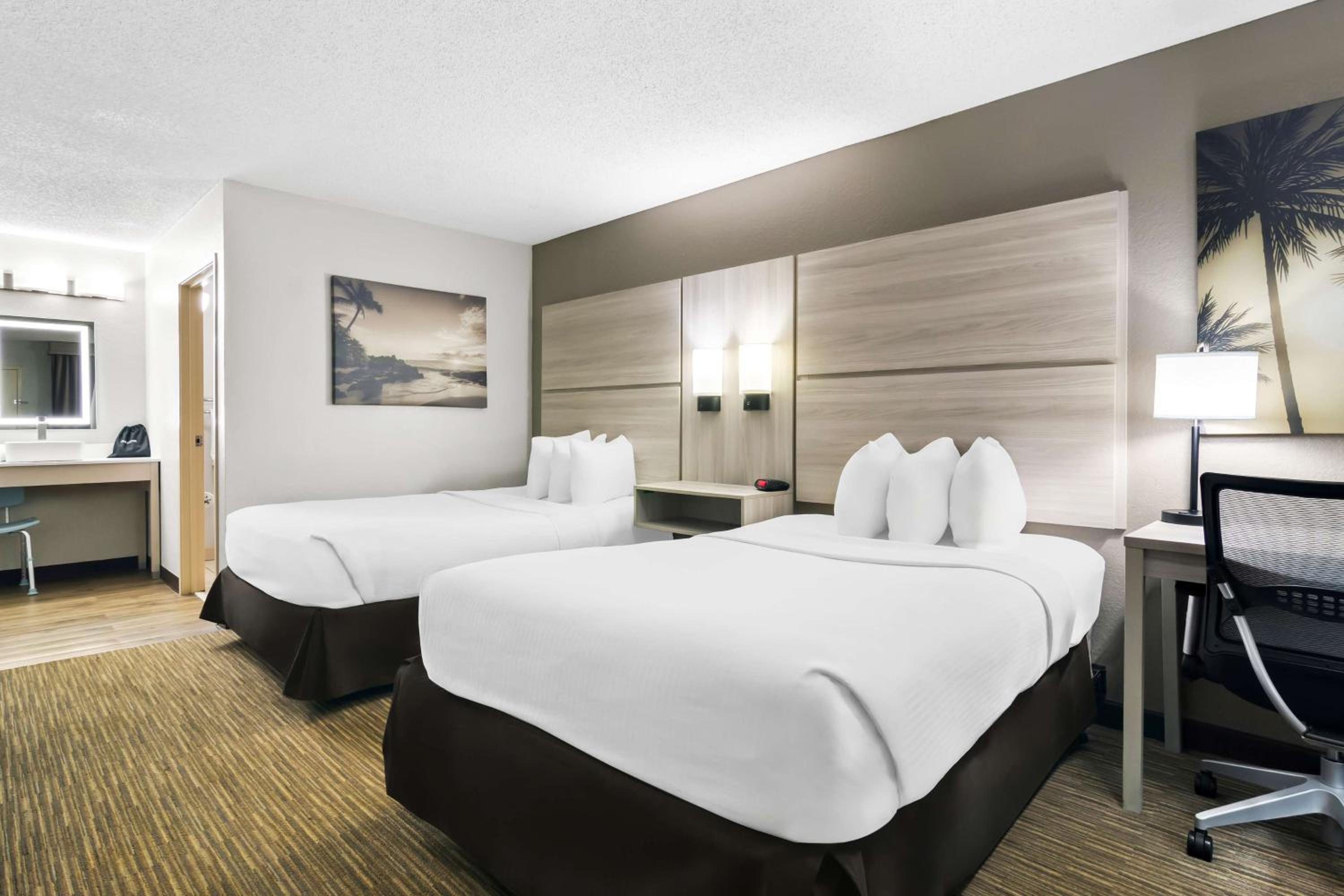 Double Room with Two Double Beds and Bath Tub - Ground Floor - Mobility Accessible/Non-Smoking photo 1