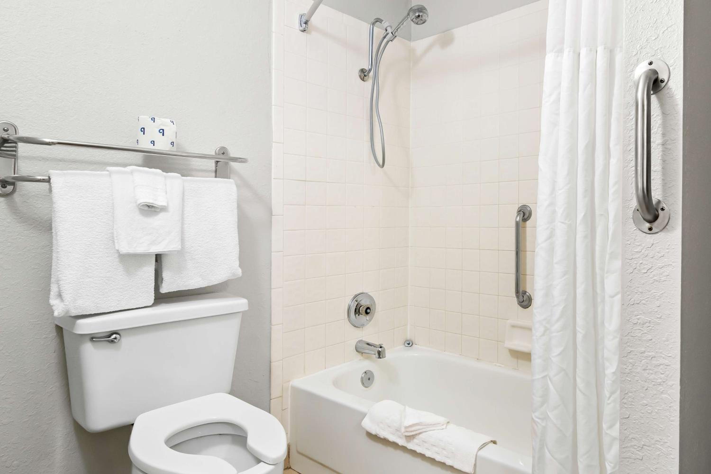 Double Room with Two Double Beds and Bath Tub - Ground Floor - Mobility Accessible/Non-Smoking photo 3