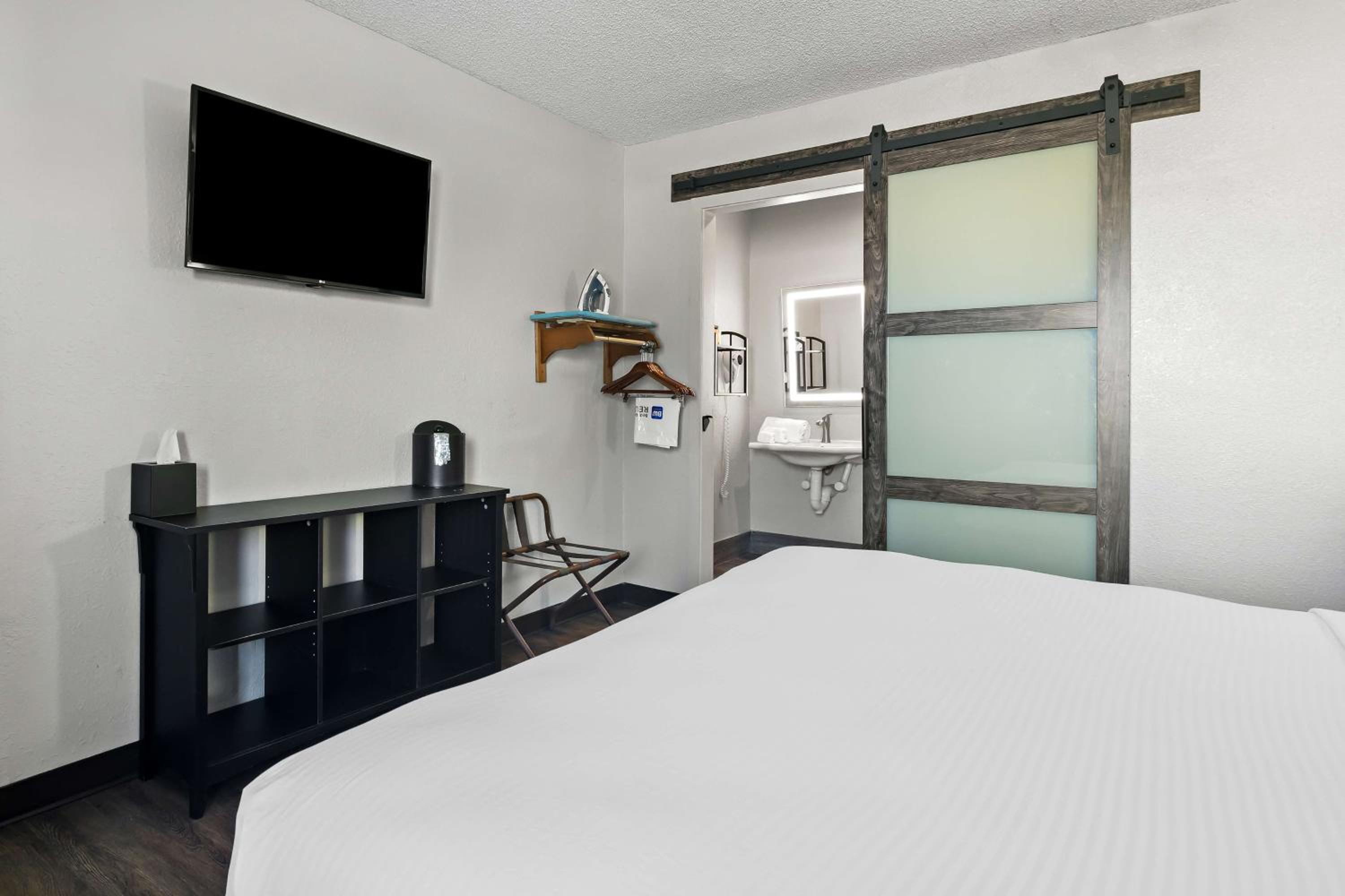 King Room - Disability Access photo 2