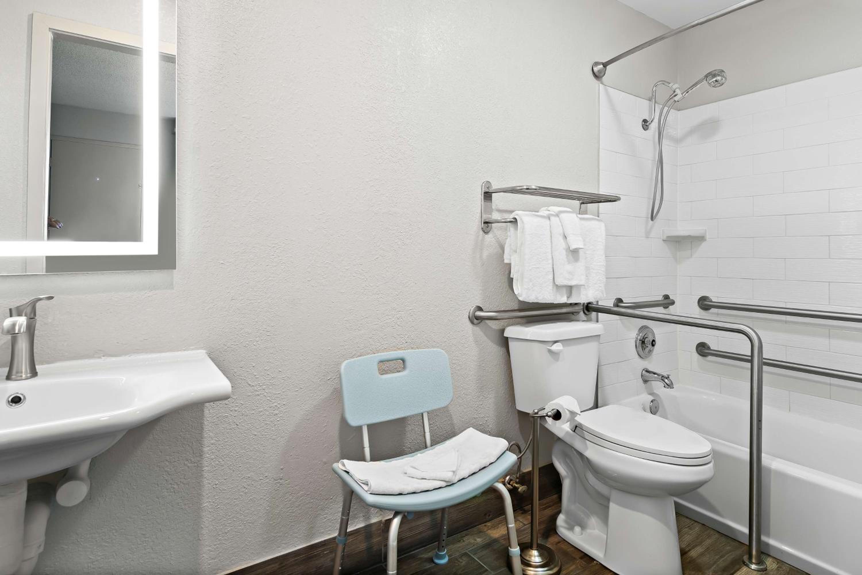 Double Room with Two Double Beds and Bath Tub - Ground Floor - Mobility Accessible/Non-Smoking photo 2