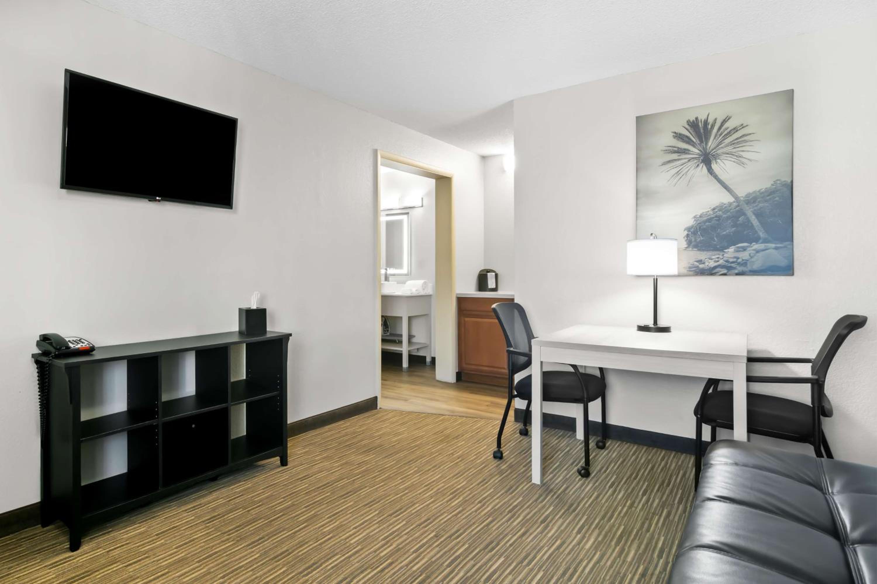 Suite with Two Double Beds and Sofa Bed photo 3