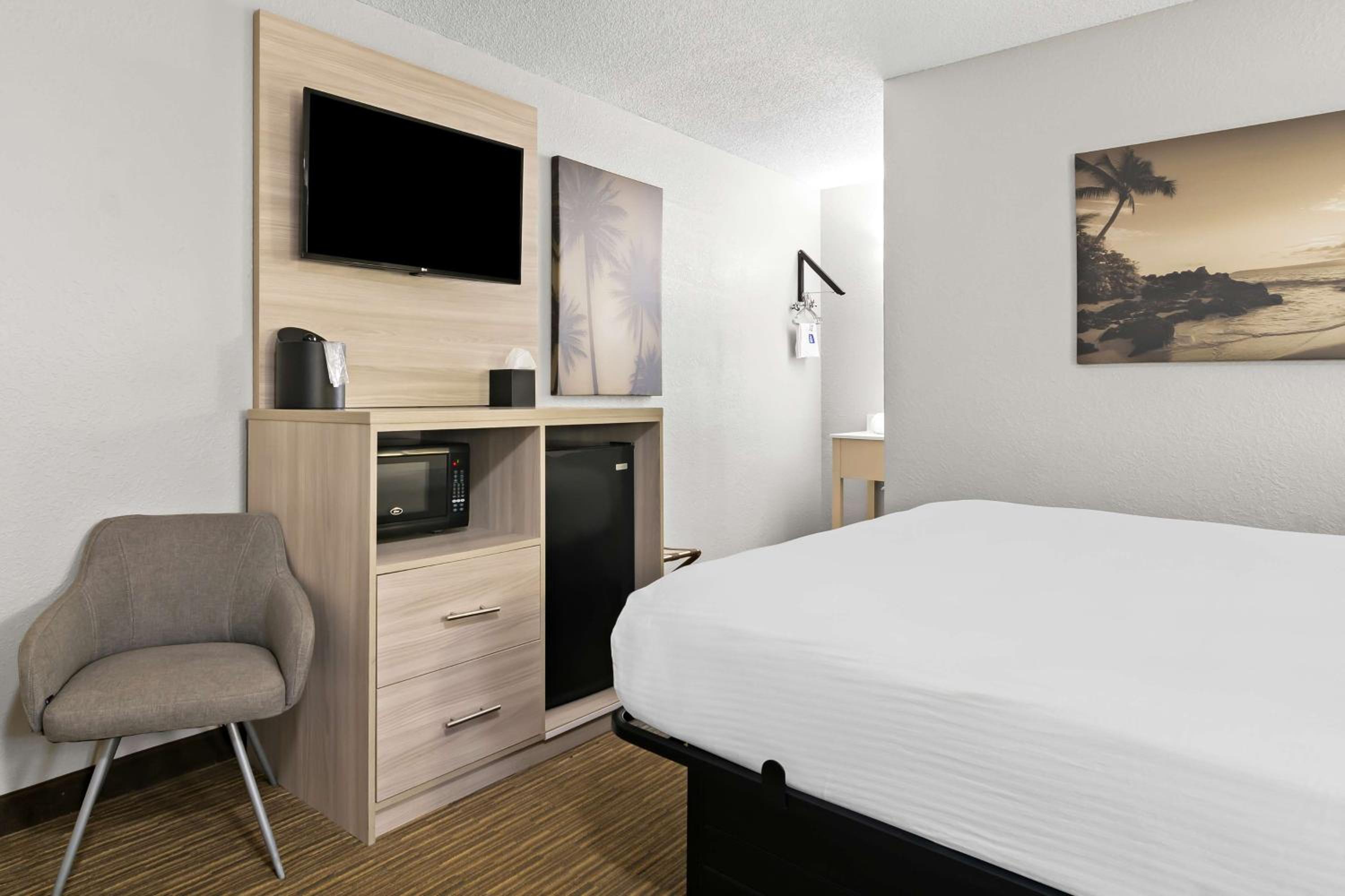 King Room - Non-Smoking photo 3