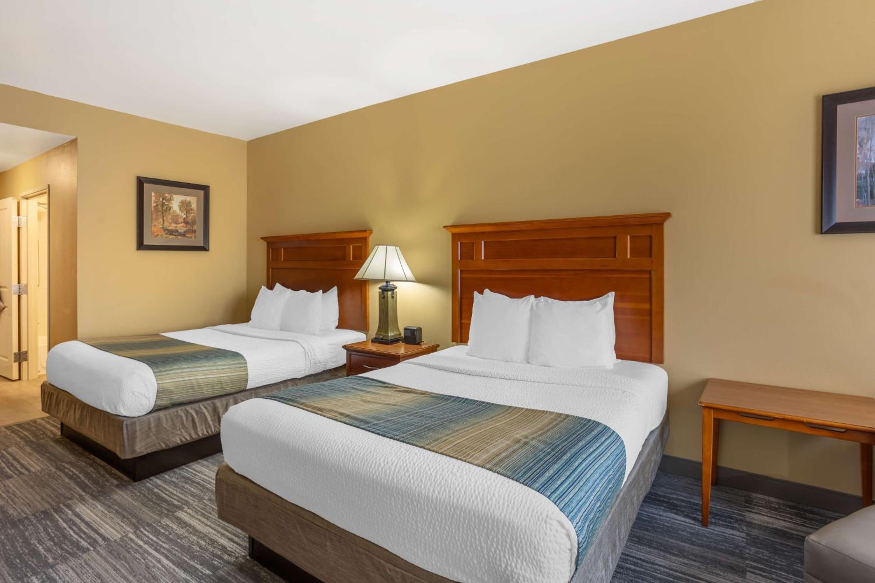 Queen Room with Two Queen Beds - Non-Smoking - Photo 5