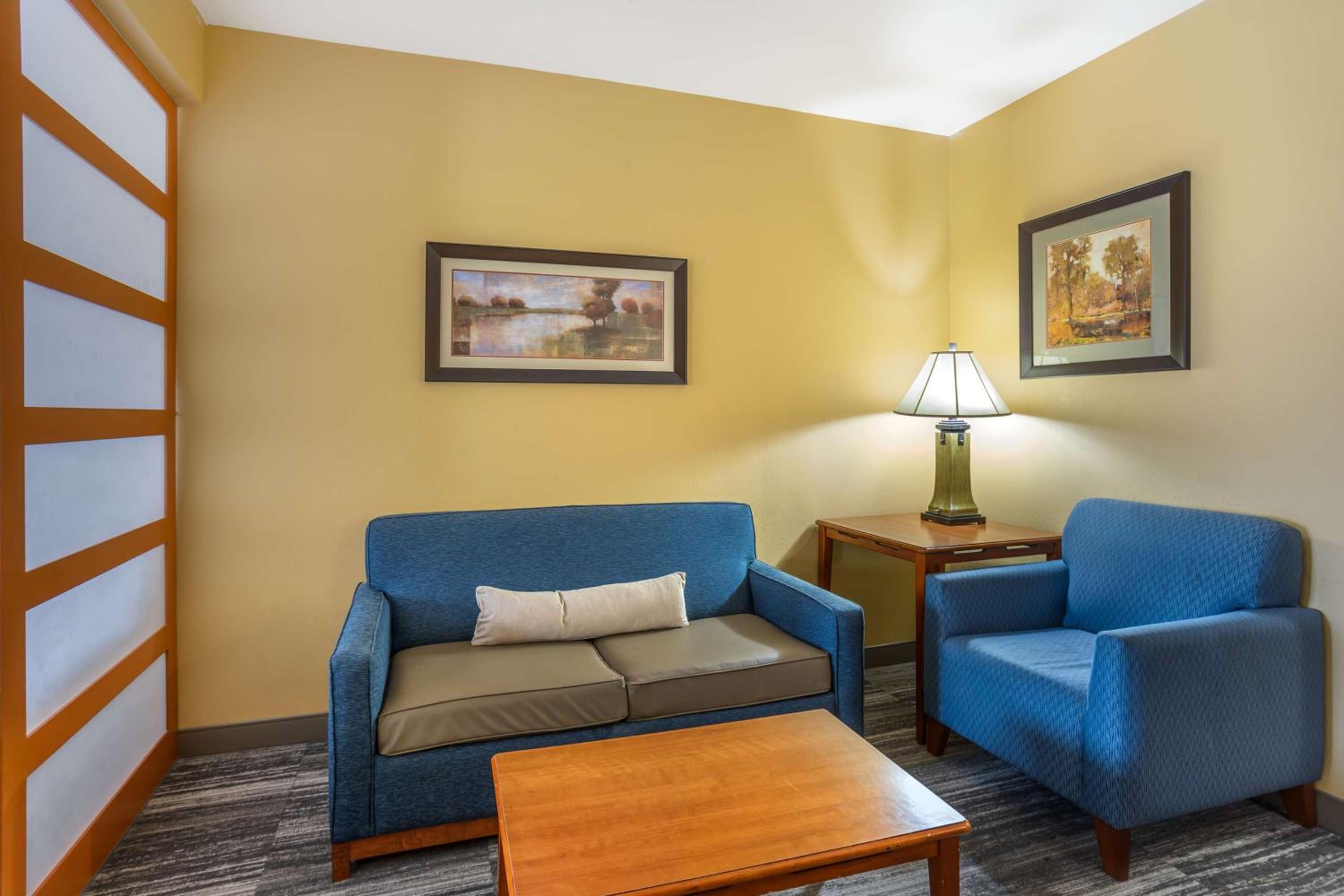Queen Suite with Two Queen Beds and Sofa Bed - Photo 5