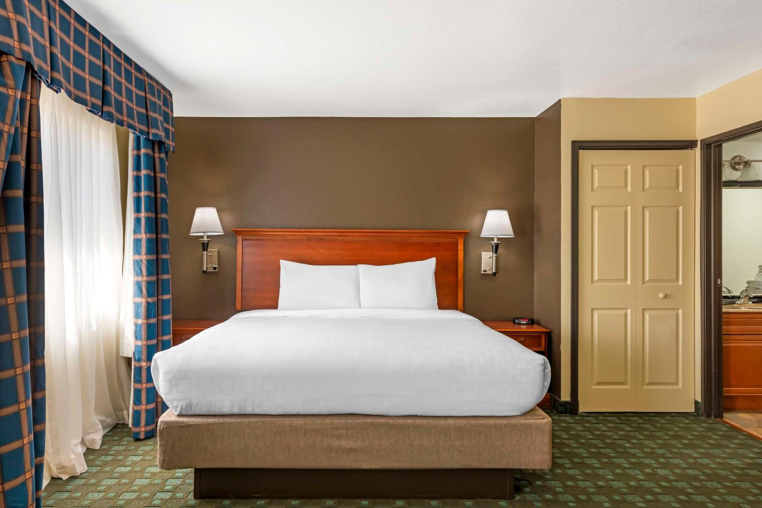 King Room - Non-Smoking - Photo 3