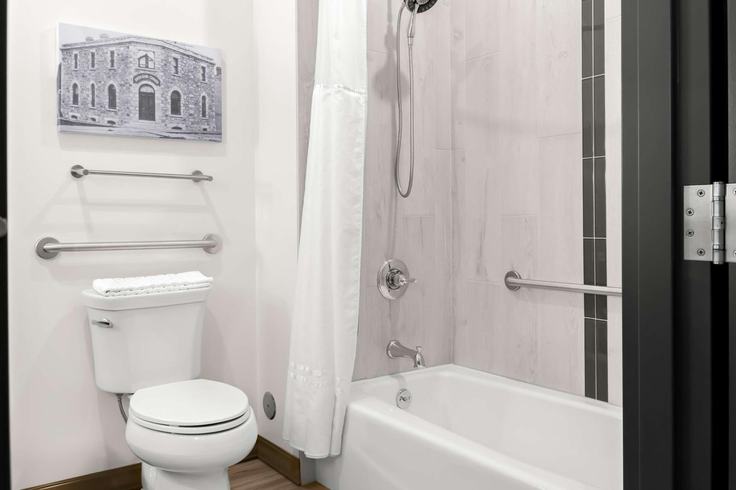 King Suite with Bath Tub and Sofa Bed - Disability/Non-Smoking - Photo 7