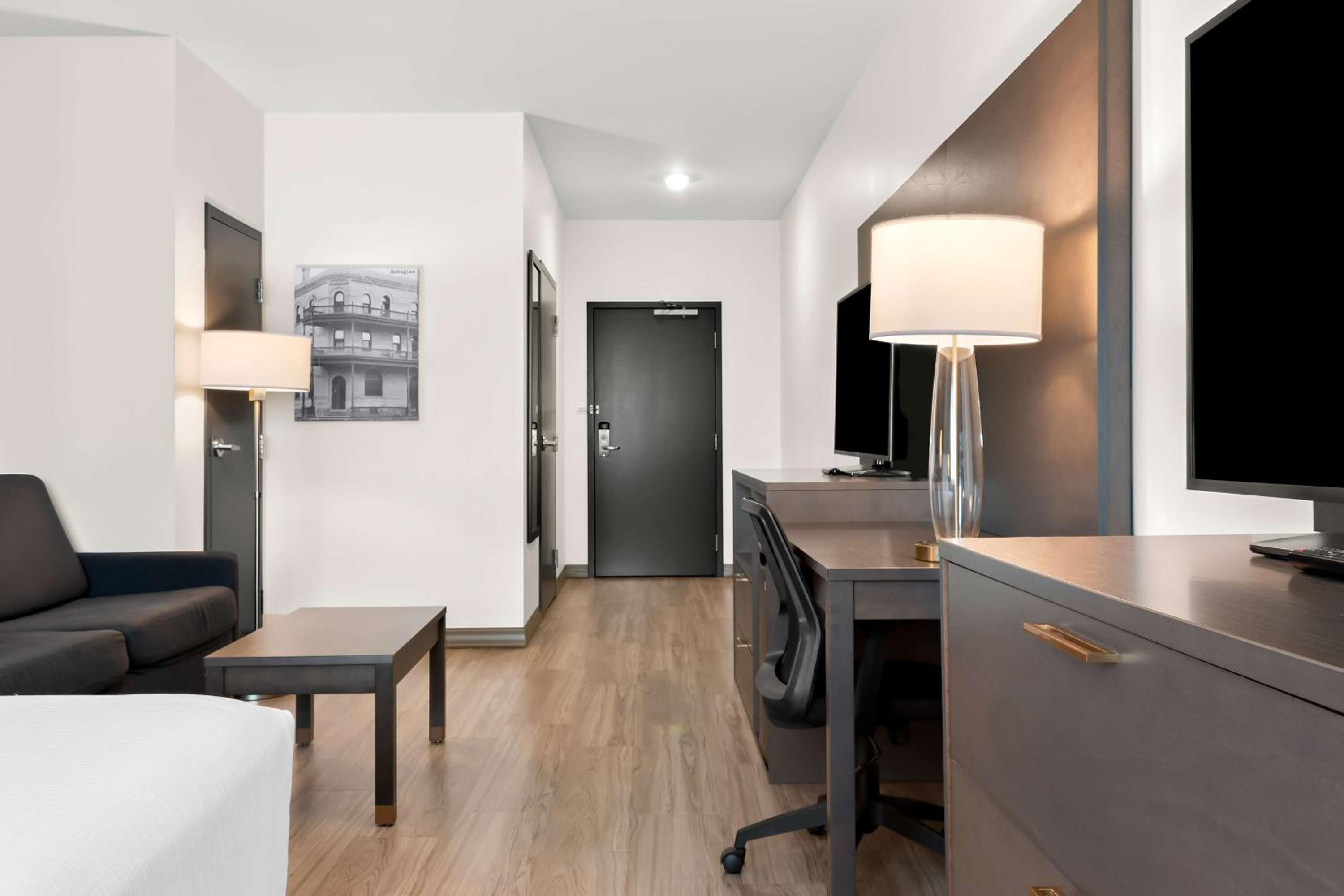 King Suite with Bath Tub and Sofa Bed - Disability/Non-Smoking - Photo 6