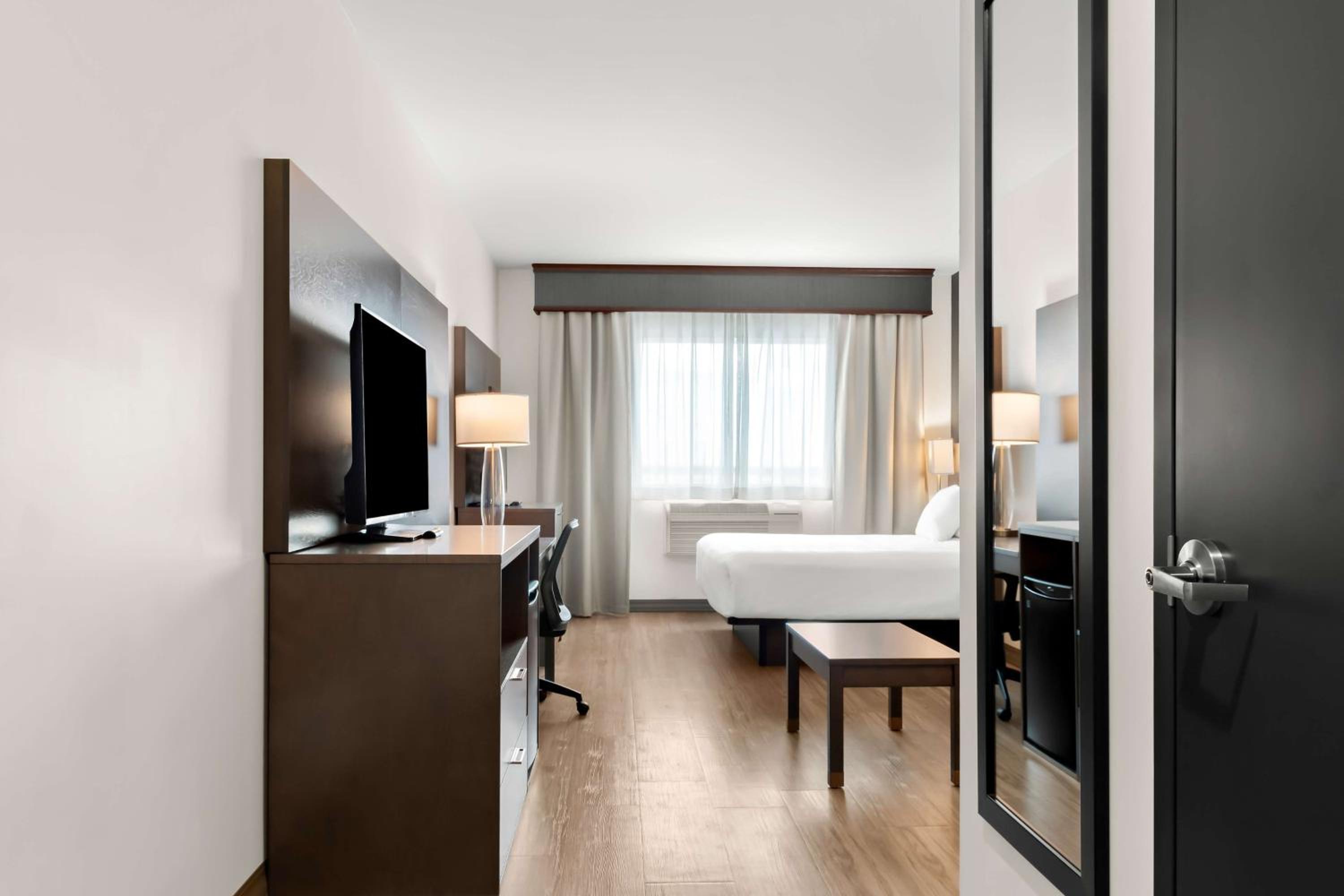 King Suite with Bath Tub and Sofa Bed - Disability/Non-Smoking - Photo 5
