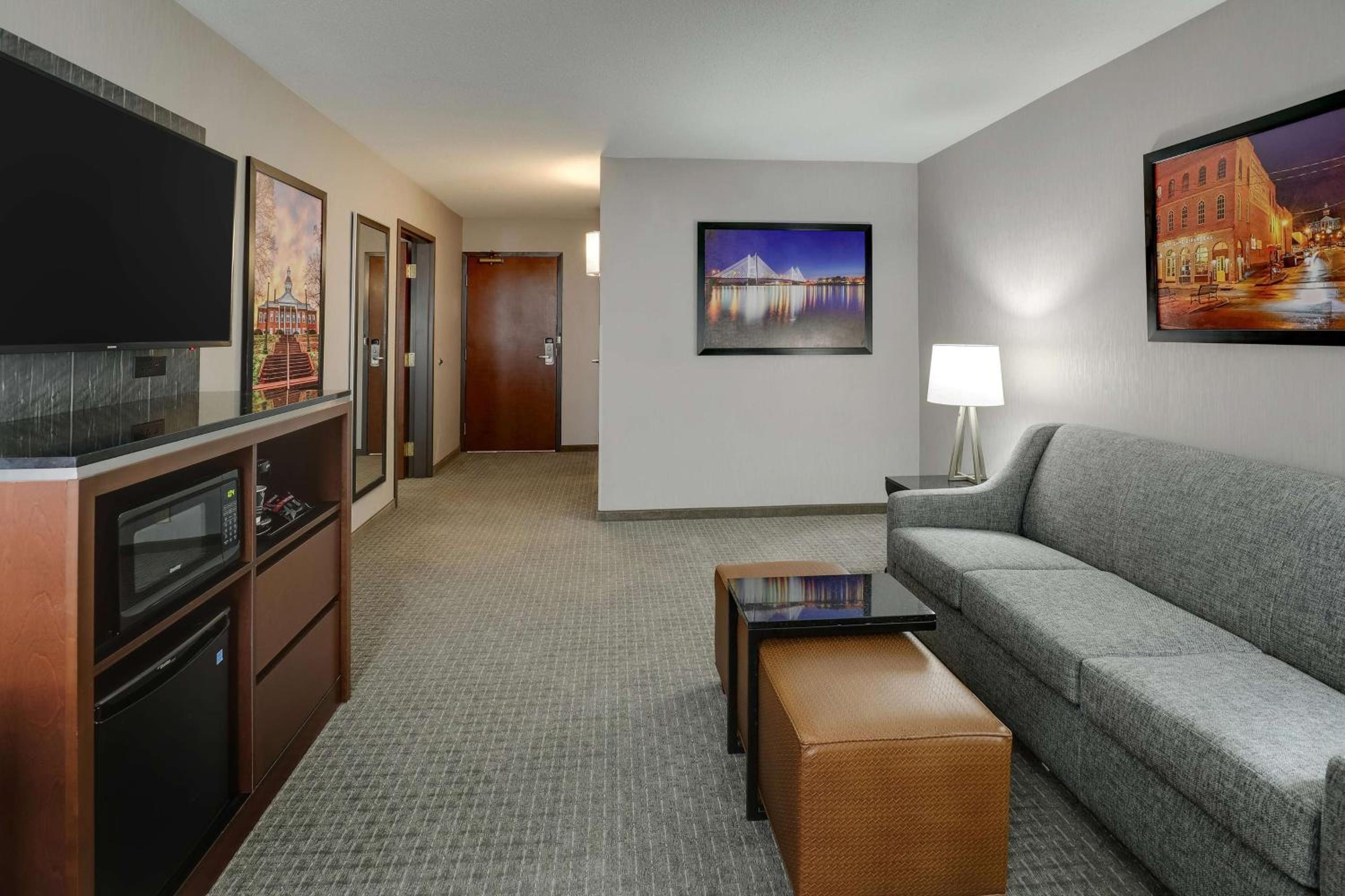 King Suite with Sofa Bed - Accessible, Tub photo 3