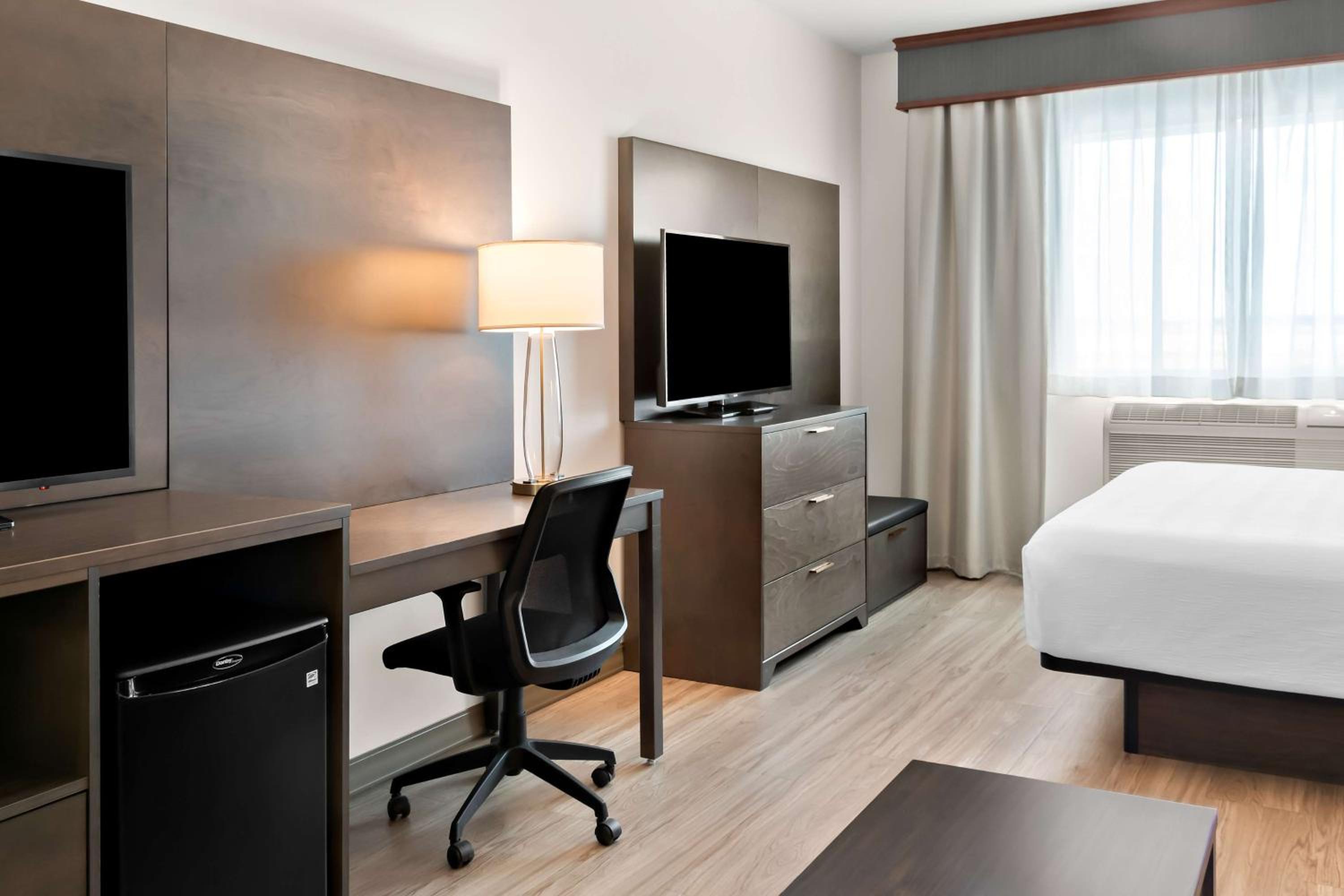 King Suite with Bath Tub and Sofa Bed - Disability/Non-Smoking - Photo 1