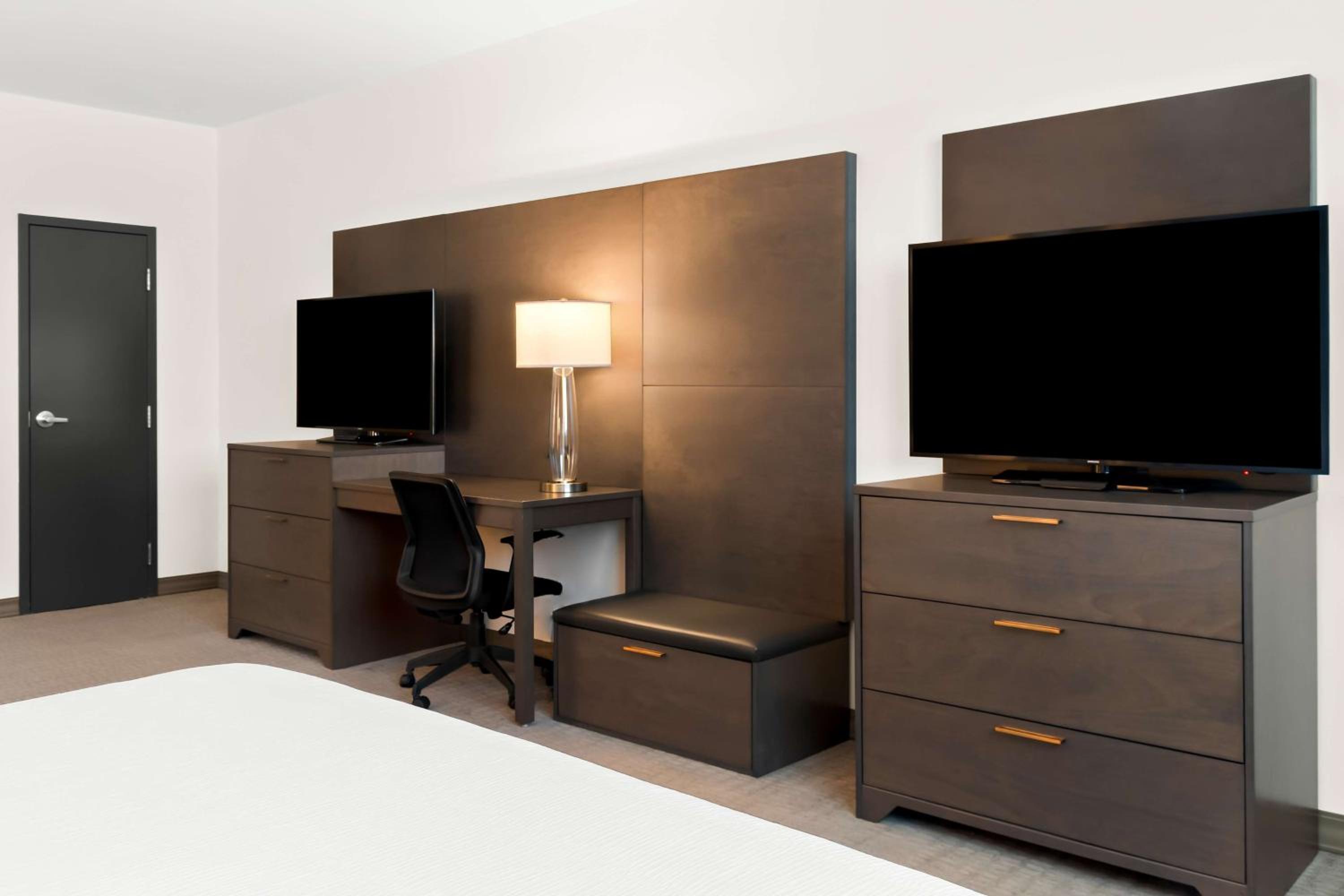 King Room with Kitchenette and Sofa Bed - Photo 4