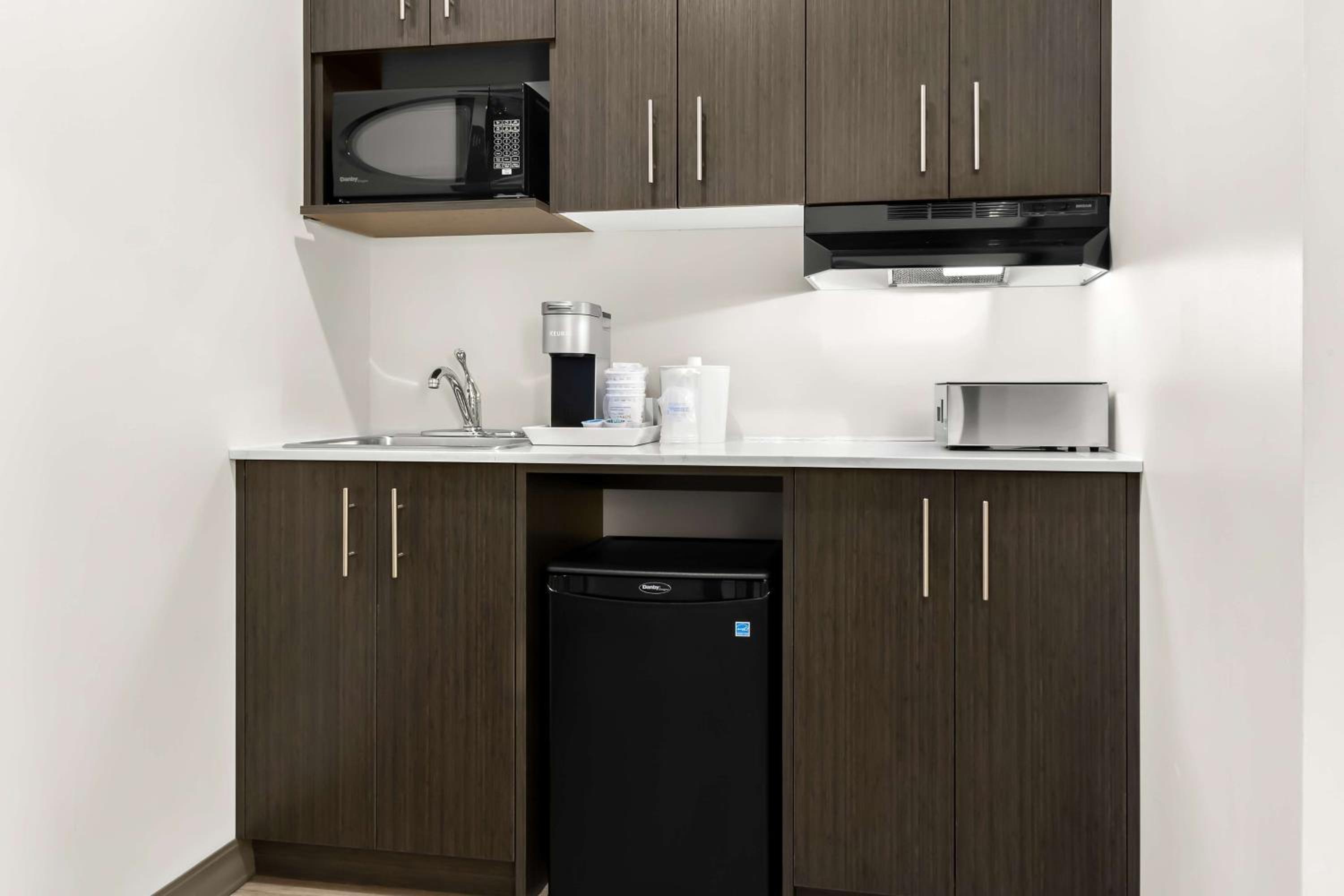 King Room with Kitchenette and Sofa Bed - Photo 8