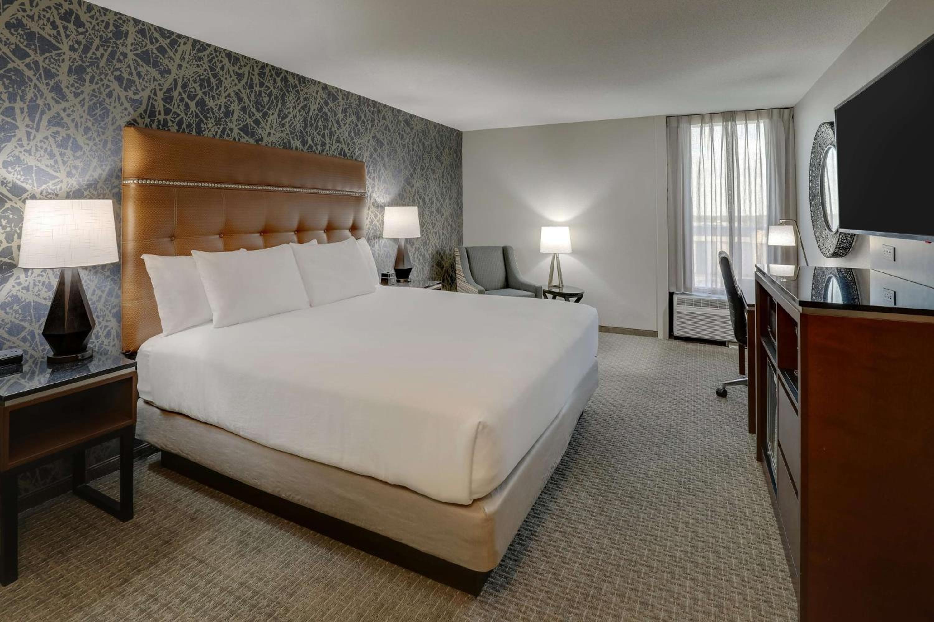 Deluxe King Room - Accessible, Roll-in Shower - Photo 2