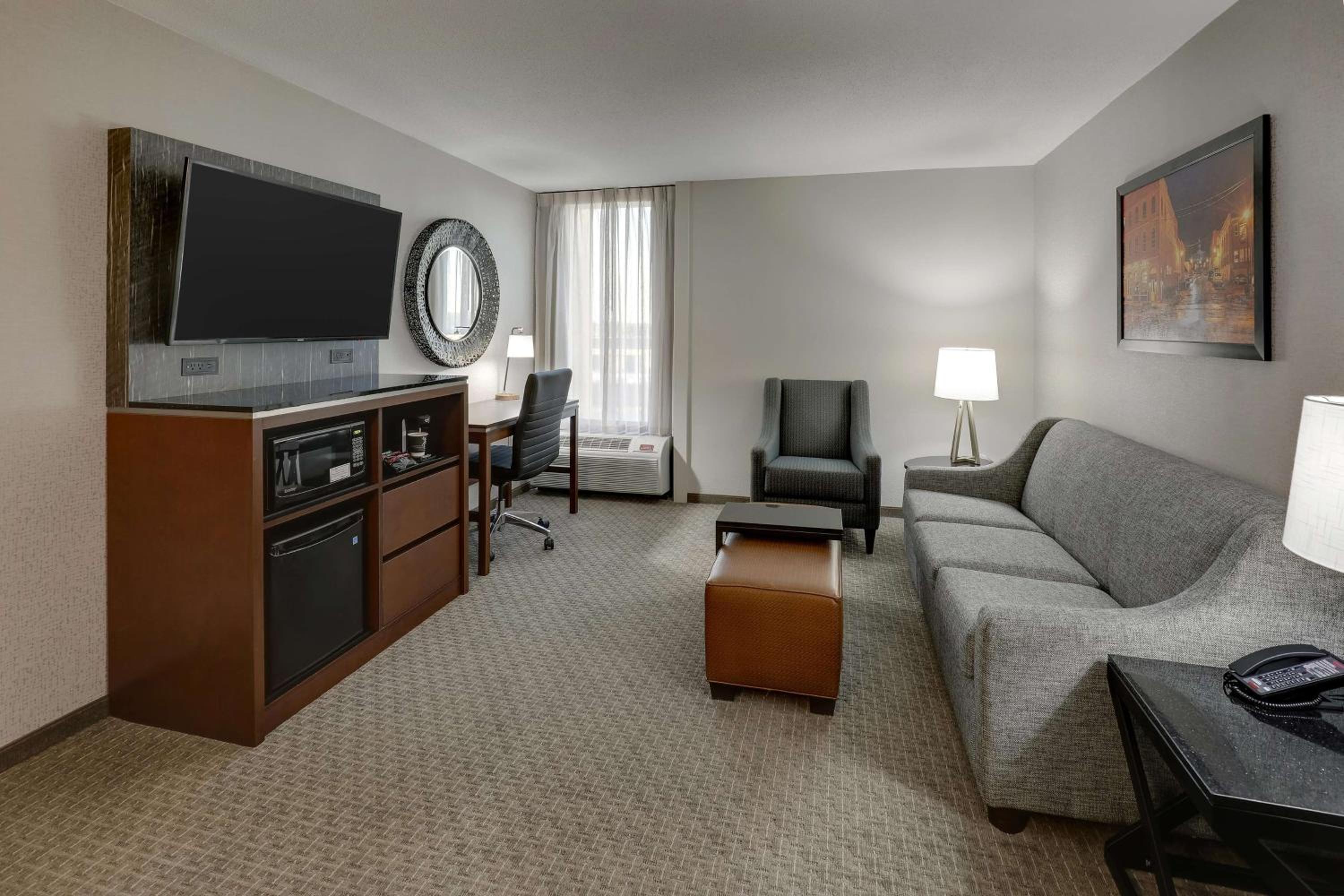 Queen Suite with Two Queen Beds - Photo 4